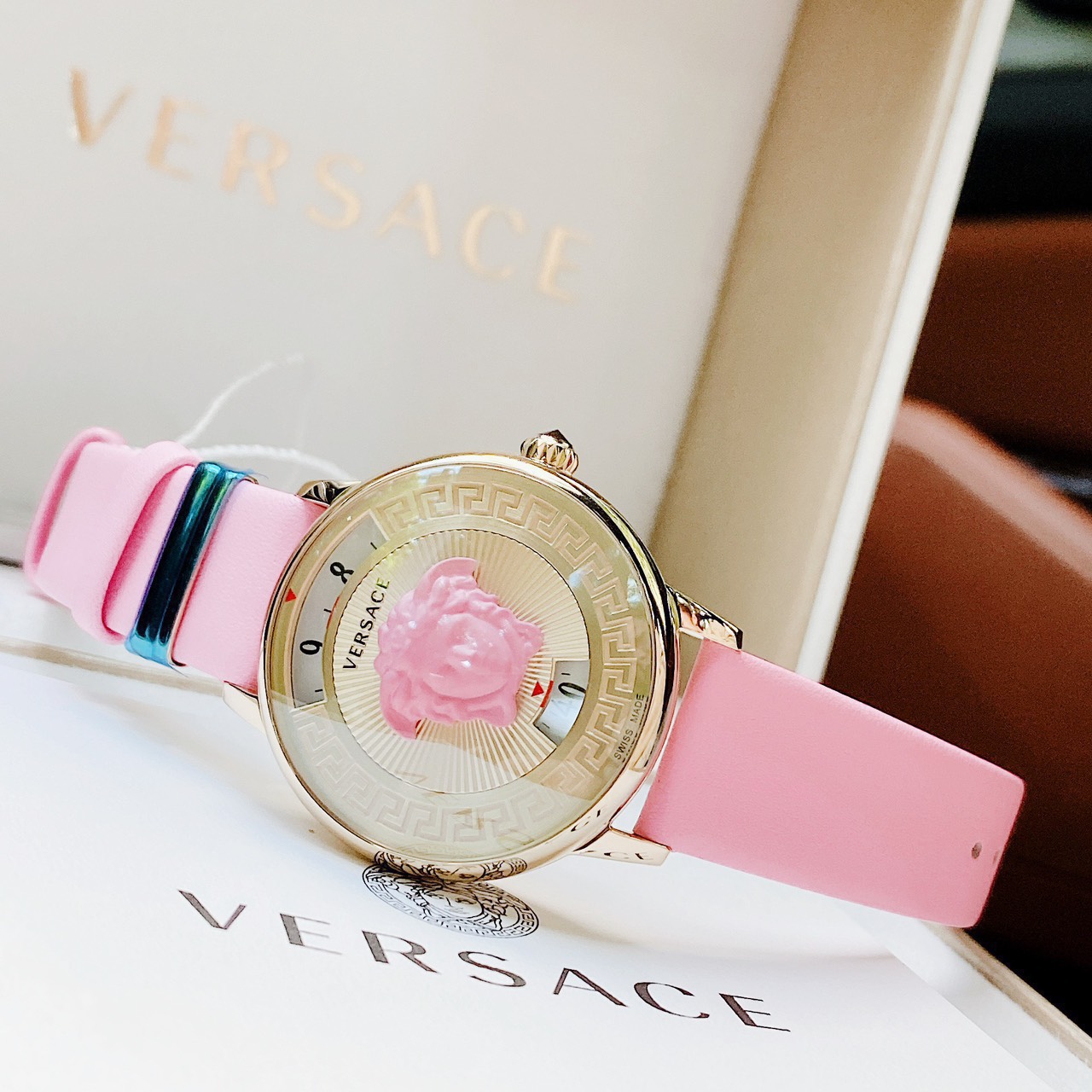 Đồng Hồ Versace Medusa Icon Gold Dial Pink Leather Ladies Watch VEZ200621 newss sang chảnh cho chị em