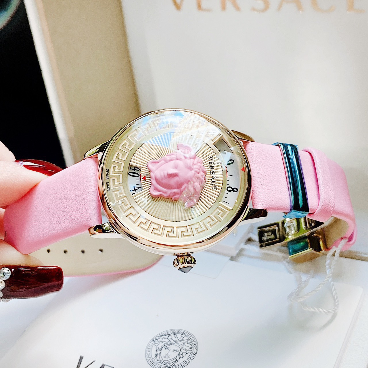 Đồng Hồ Versace Medusa Icon Gold Dial Pink Leather Ladies Watch VEZ200621 newss sang chảnh cho chị em