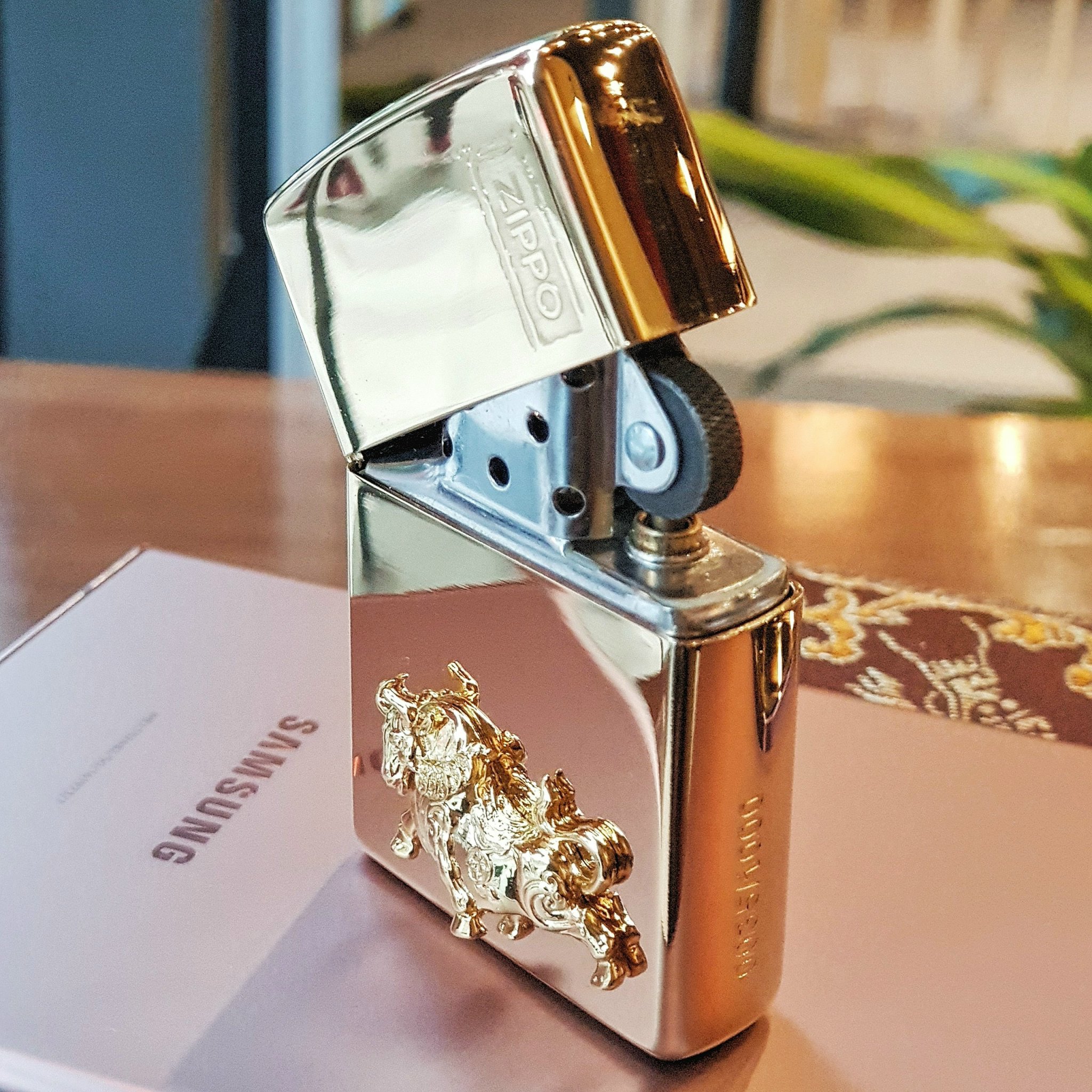 Bật Lửa Zippo 252BL072 - Biểu Tượng Trâu Cõng Kim Tiền Mạ Vàng 18k Trên Thân Với Ý Nghĩa Tài Lộc