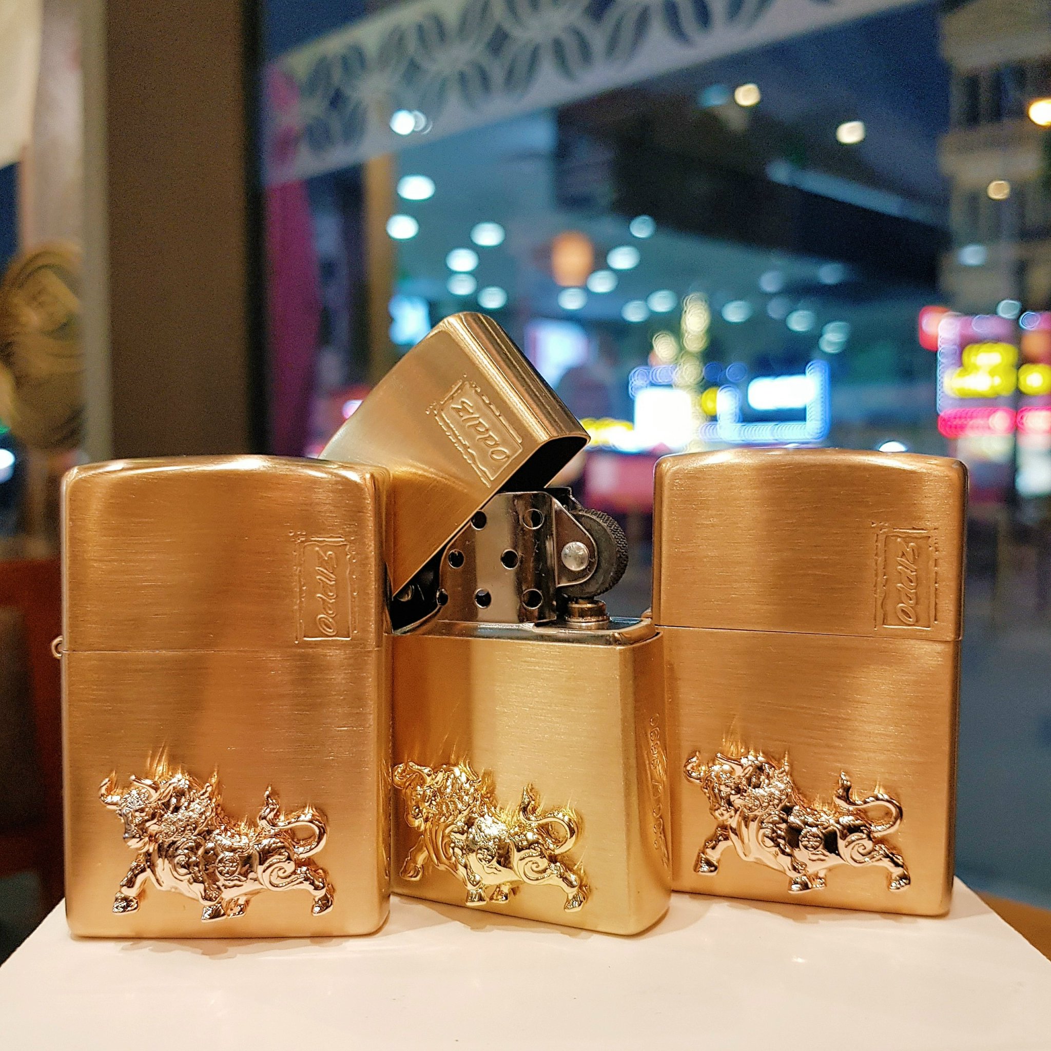 Bật Lửa Zippo 252BL072 - Biểu Tượng Trâu Cõng Kim Tiền Mạ Vàng 18k Trên Thân Với Ý Nghĩa Tài Lộc
