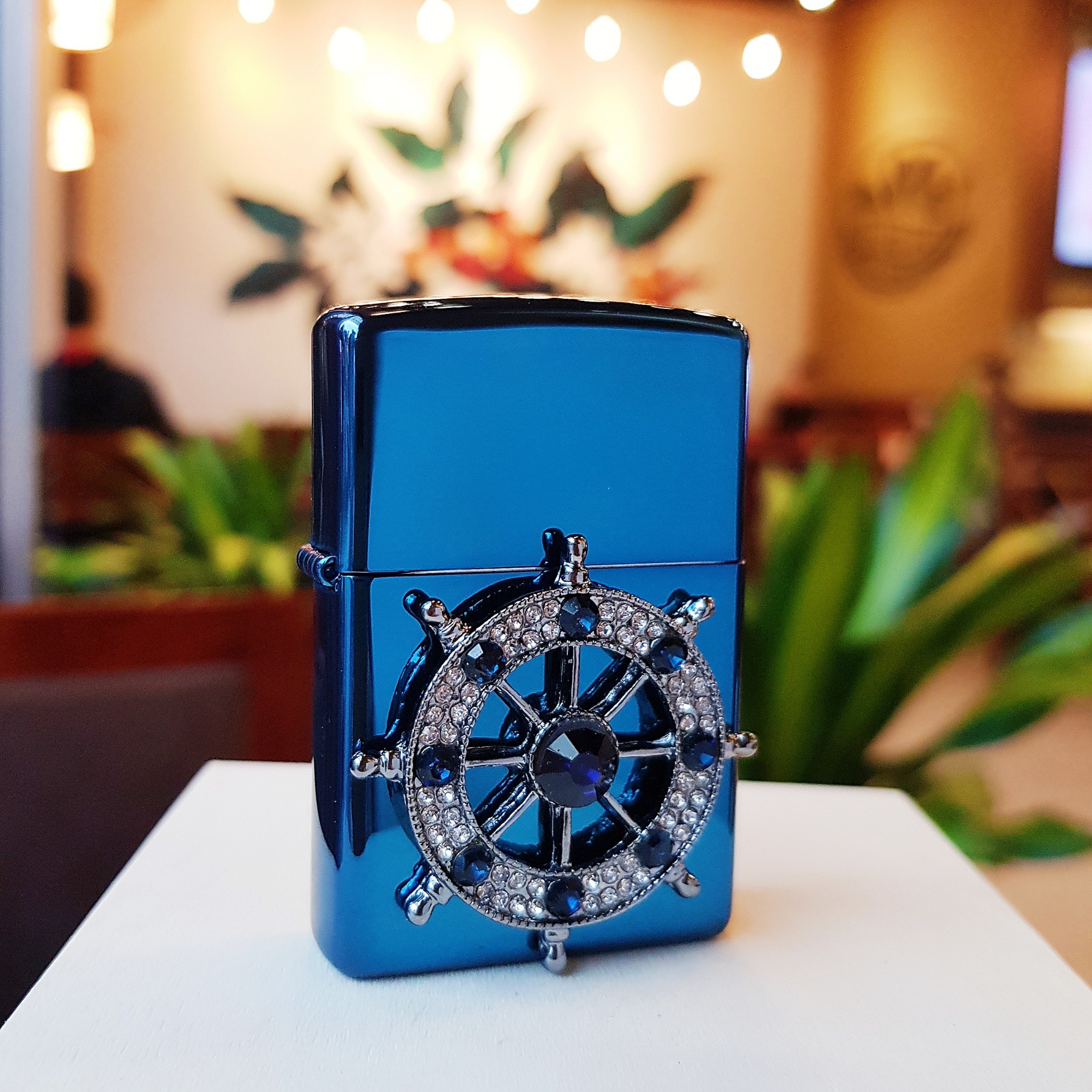 Bật Lửa Zippo 252BL073 - với biểu tượng bánh lái ốp nổi trên bề mặt Zip, mang ý nghĩa định hướng, điều khiển và vượt qua khó khăn