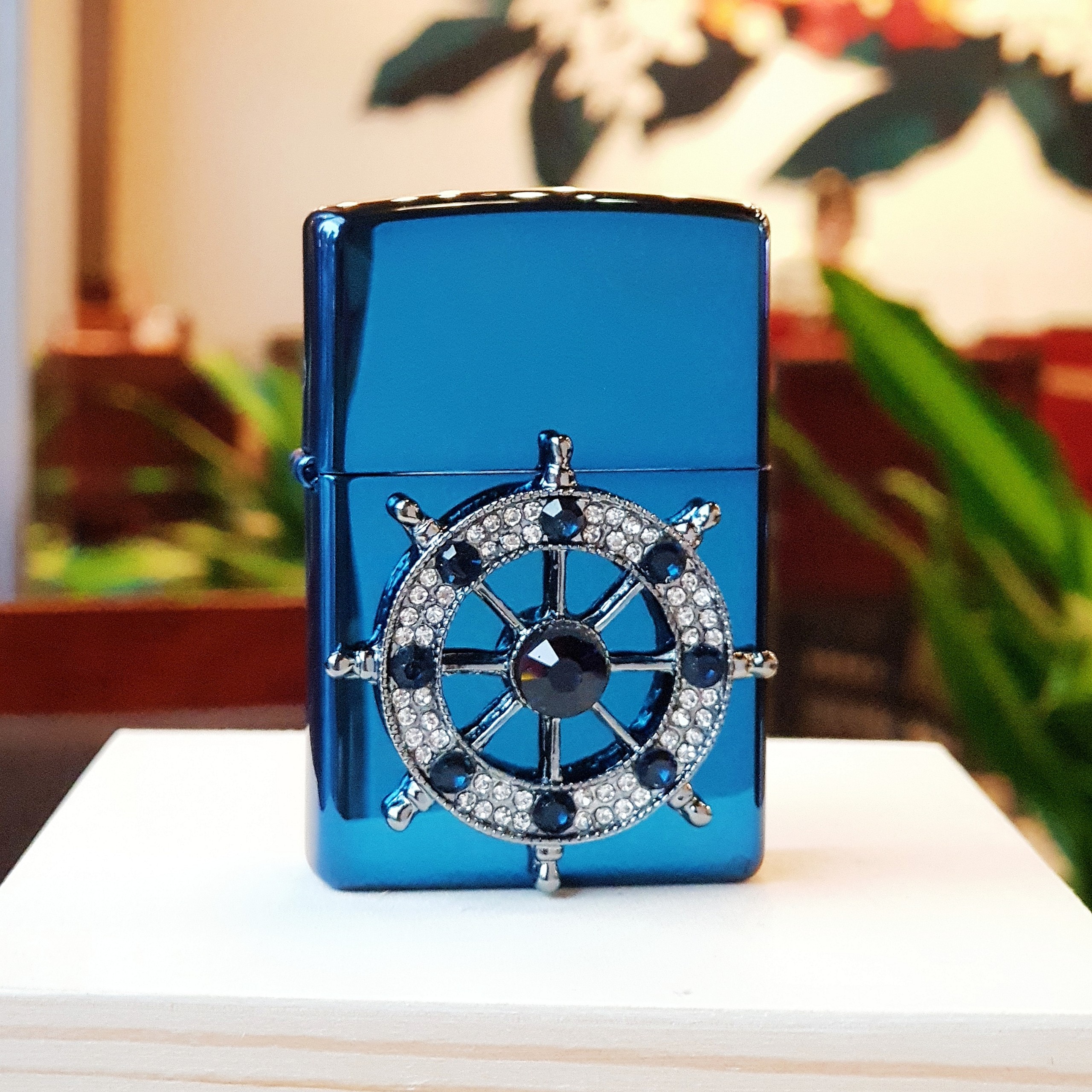 Bật Lửa Zippo 252BL073 - với biểu tượng bánh lái ốp nổi trên bề mặt Zip, mang ý nghĩa định hướng, điều khiển và vượt qua khó khăn