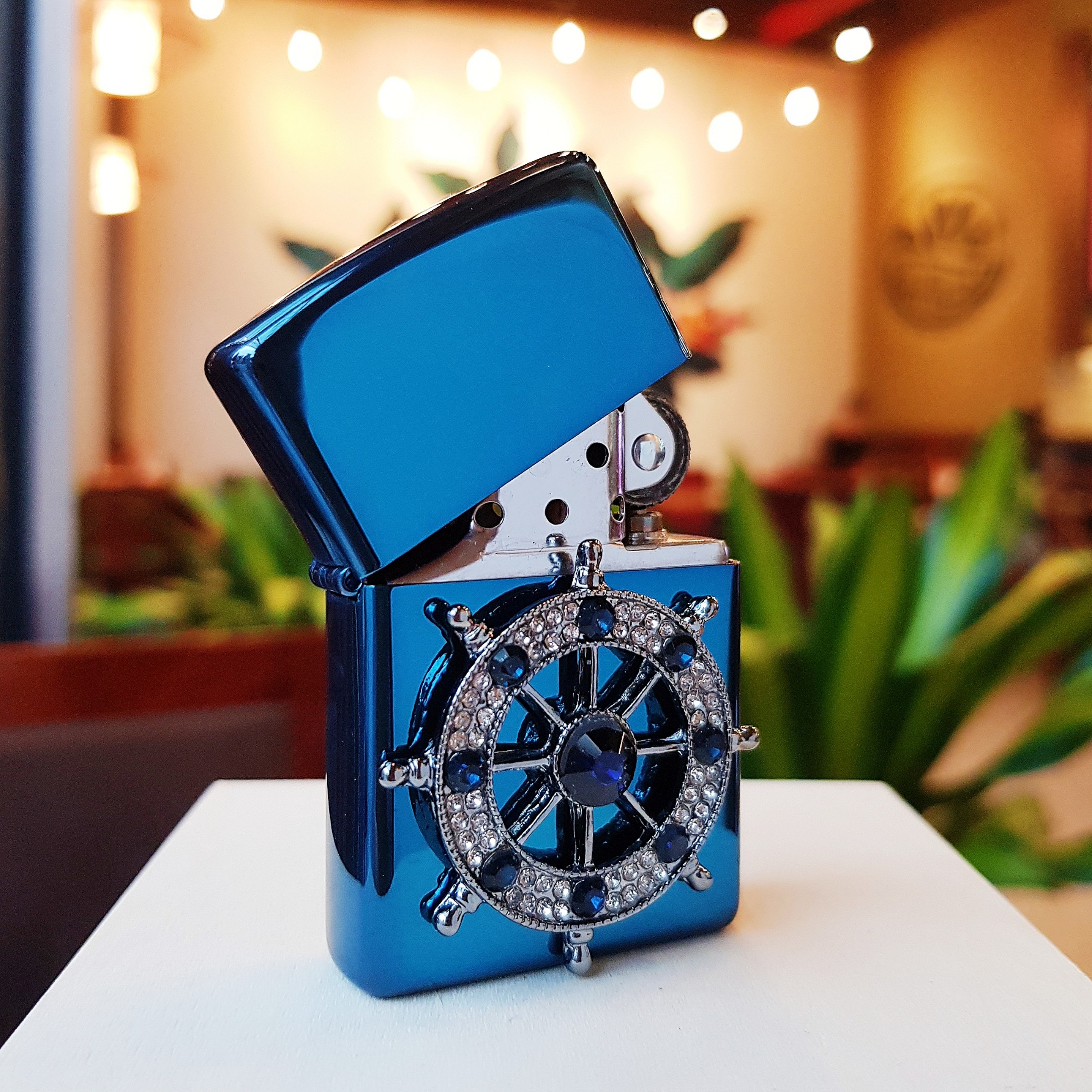 Bật Lửa Zippo 252BL073 - với biểu tượng bánh lái ốp nổi trên bề mặt Zip, mang ý nghĩa định hướng, điều khiển và vượt qua khó khăn