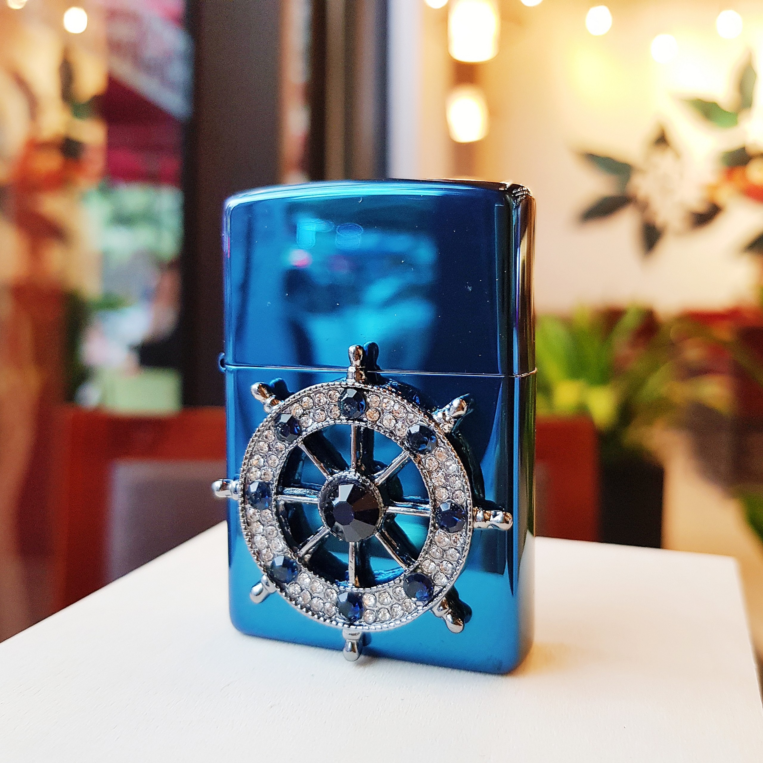 Bật Lửa Zippo 252BL073 - với biểu tượng bánh lái ốp nổi trên bề mặt Zip, mang ý nghĩa định hướng, điều khiển và vượt qua khó khăn