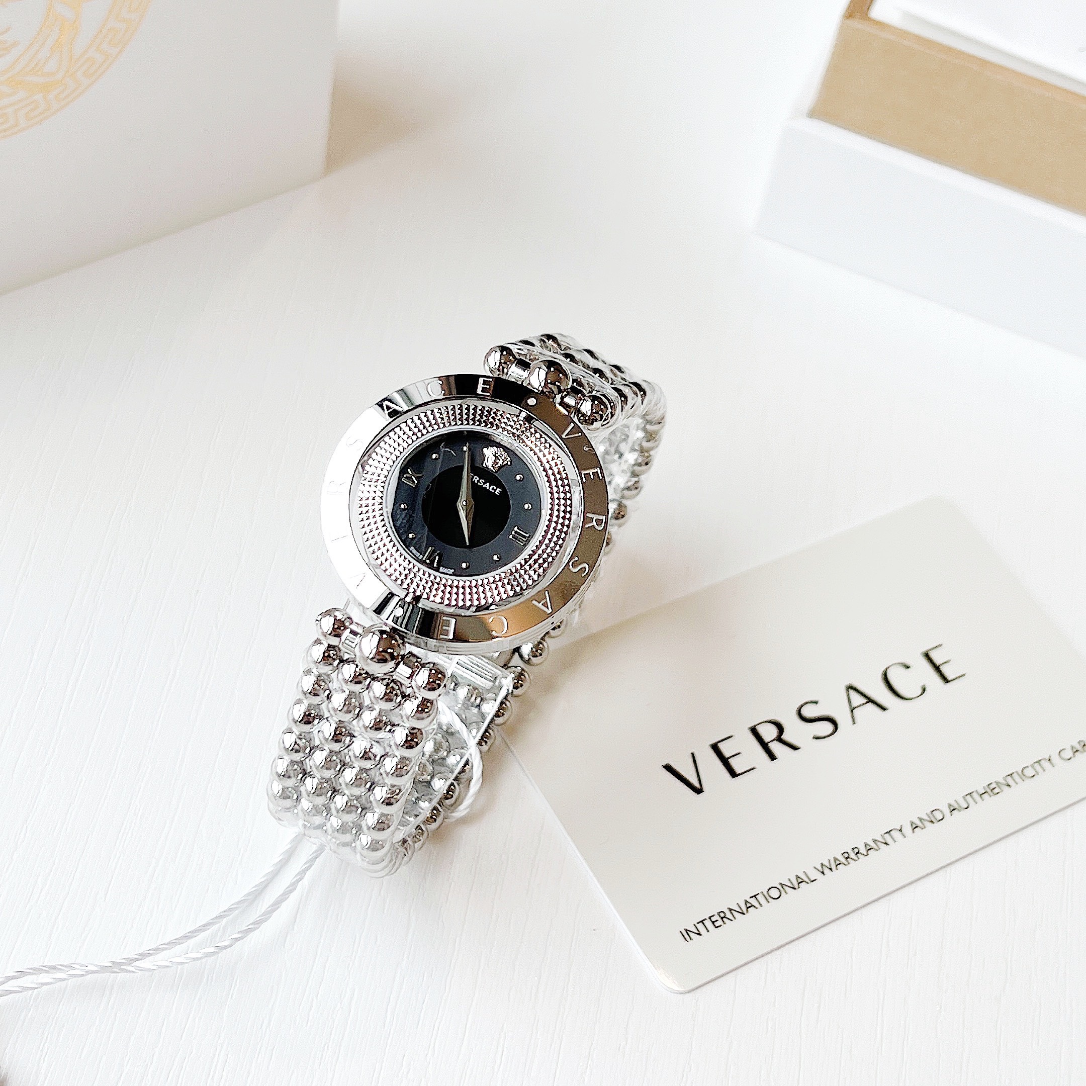 Đồng Hồ Nữ Versace Eon với nét độc đáo mặt đồng hồ có thể xoay được 360 độ, có thể đeo thành 2 kiểu