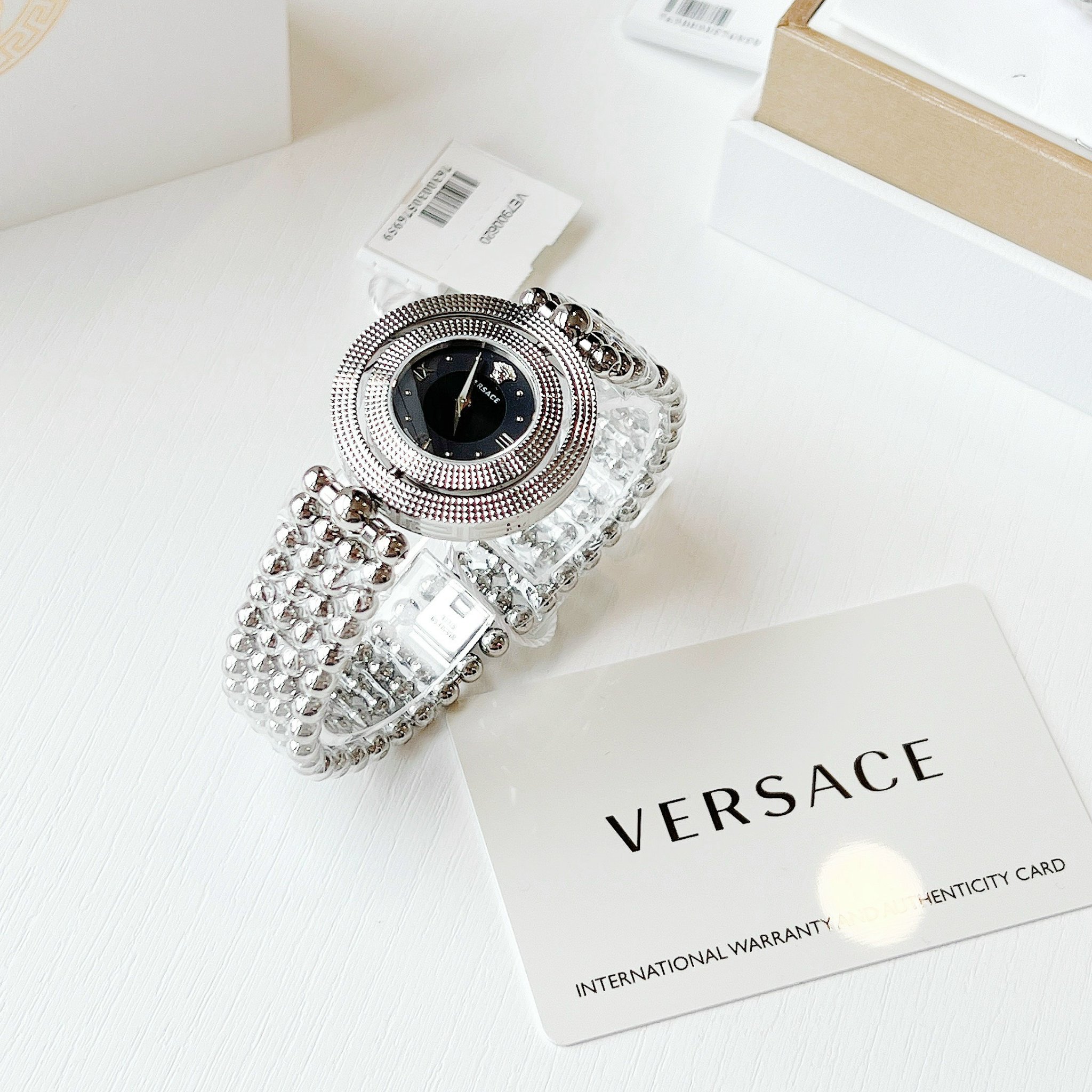 Đồng Hồ Nữ Versace Eon với nét độc đáo mặt đồng hồ có thể xoay được 360 độ, có thể đeo thành 2 kiểu