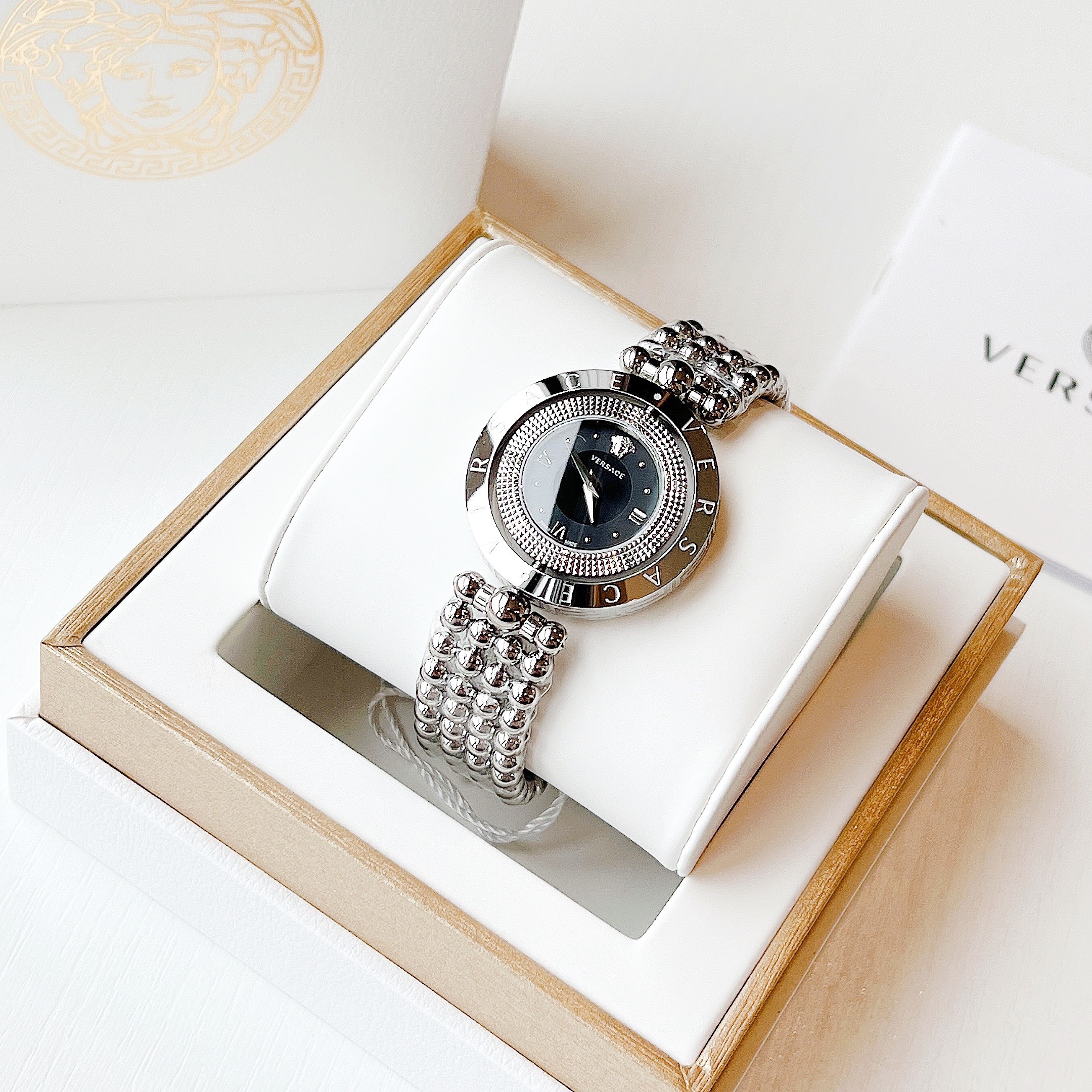 Đồng Hồ Nữ Versace Eon với nét độc đáo mặt đồng hồ có thể xoay được 360 độ, có thể đeo thành 2 kiểu