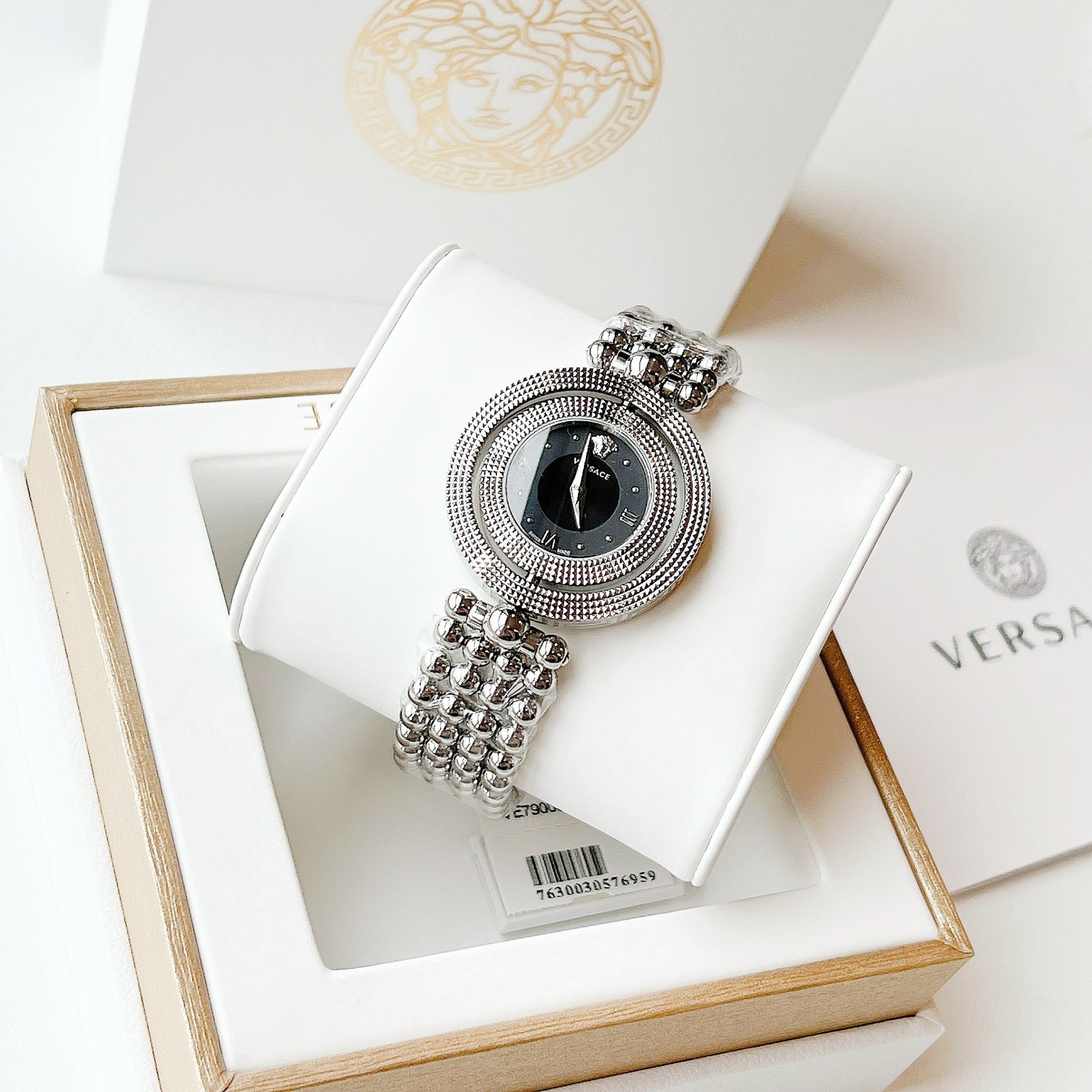 Đồng Hồ Nữ Versace Eon với nét độc đáo mặt đồng hồ có thể xoay được 360 độ, có thể đeo thành 2 kiểu