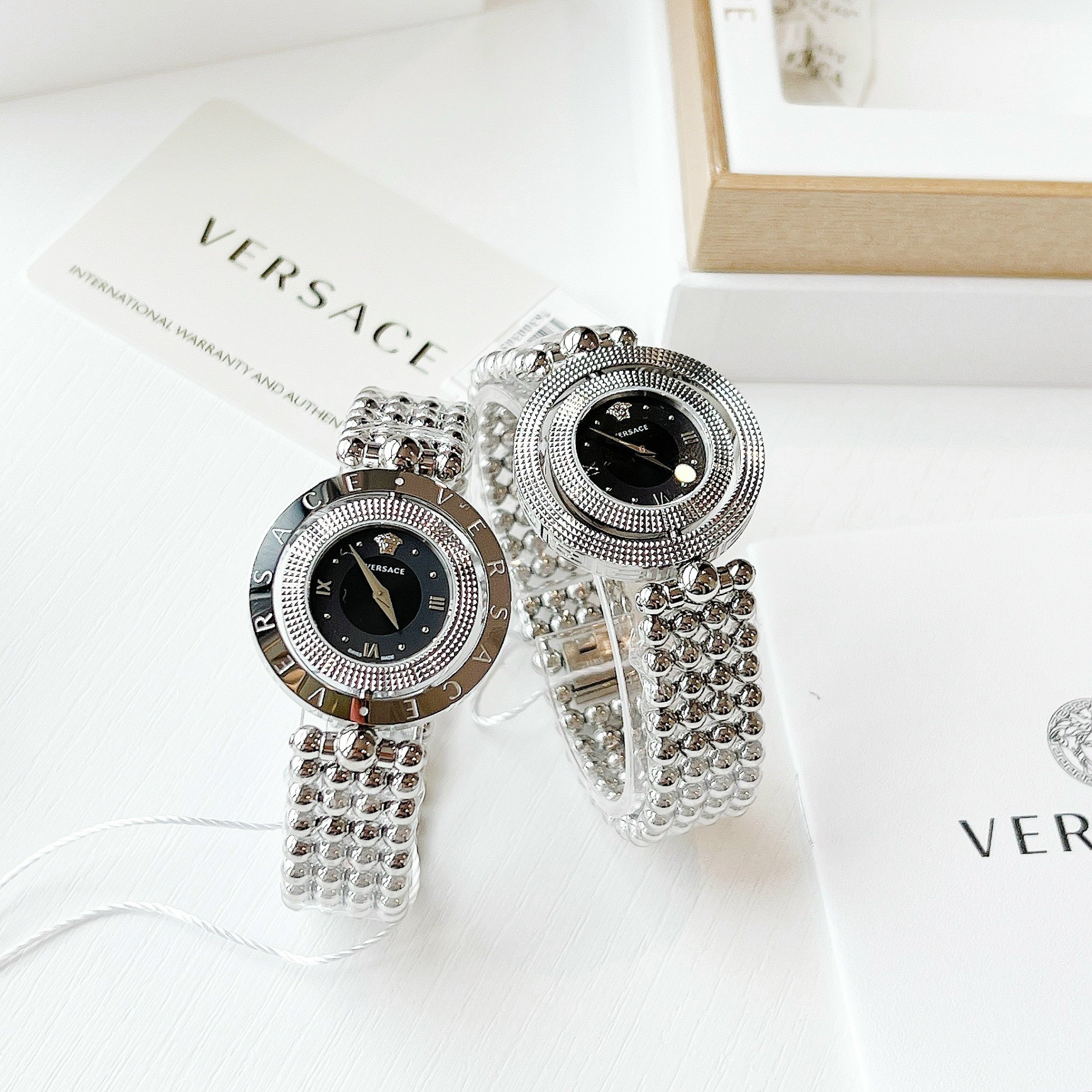 Đồng Hồ Nữ Versace Eon với nét độc đáo mặt đồng hồ có thể xoay được 360 độ, có thể đeo thành 2 kiểu