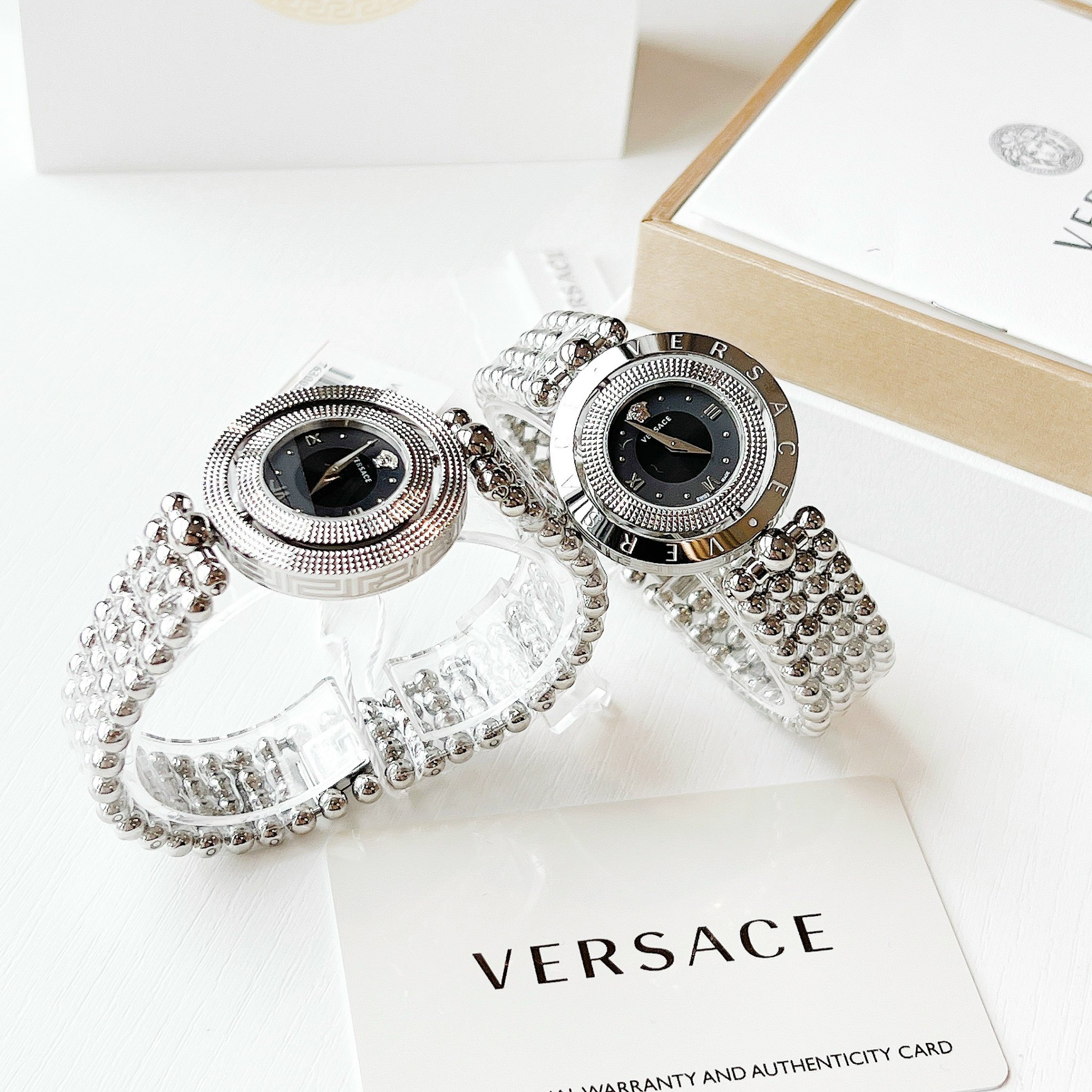 Đồng Hồ Nữ Versace Eon với nét độc đáo mặt đồng hồ có thể xoay được 360 độ, có thể đeo thành 2 kiểu
