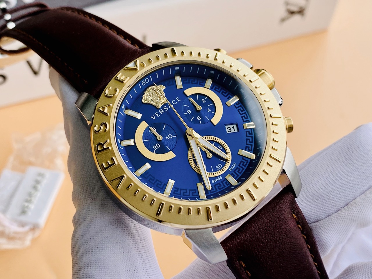 Đồng Hồ Nam Versace viền gold mặt xanh kính Sapphire chống trầy xước kết hợp chức năng thể thao Chronograph