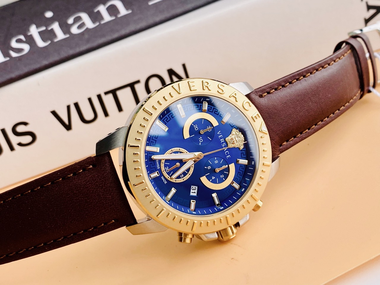 Đồng Hồ Nam Versace viền gold mặt xanh kính Sapphire chống trầy xước kết hợp chức năng thể thao Chronograph