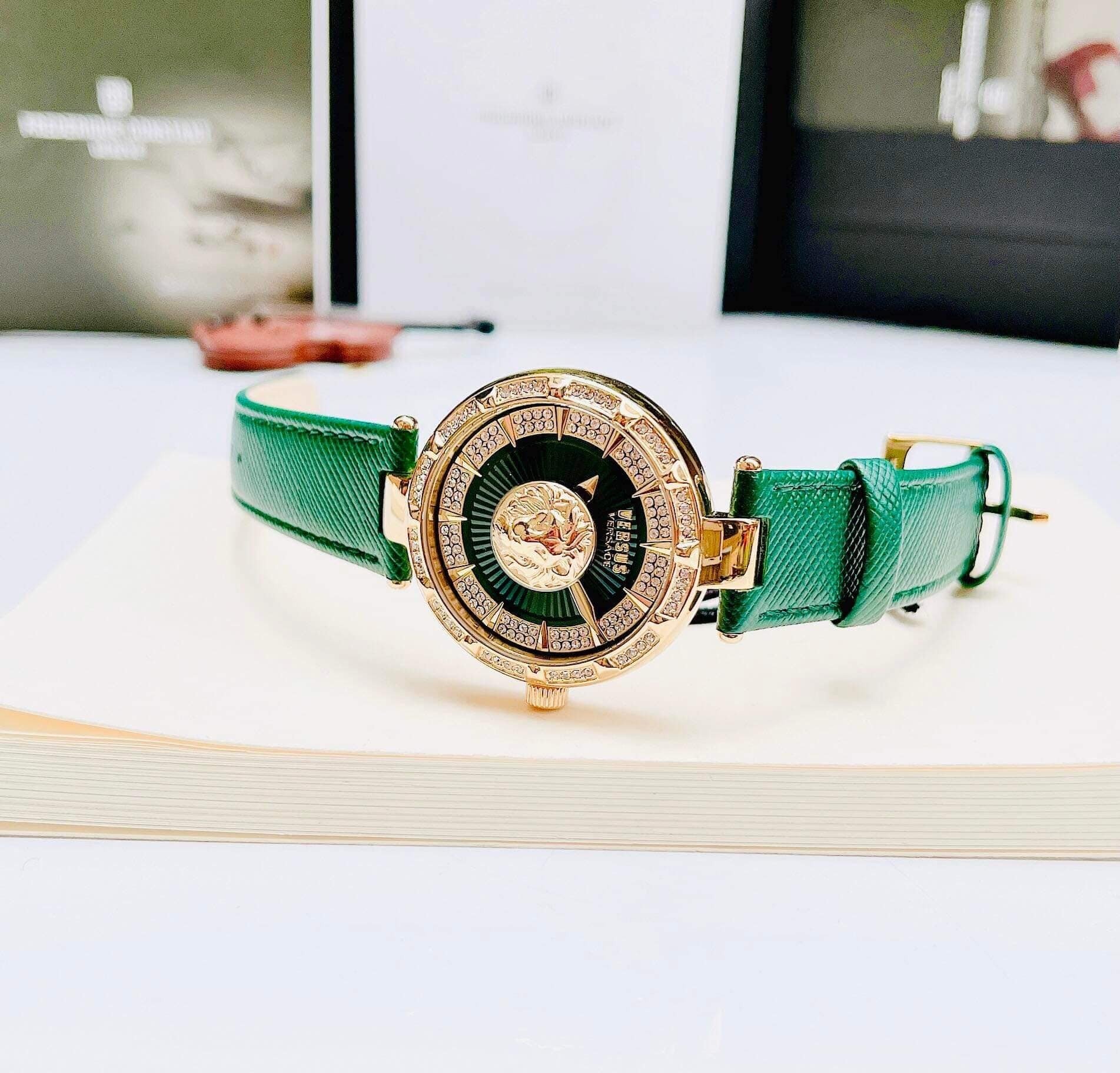 Đồng Hồ Nữ Versus Sertie new so hot - bản da xanh lá mix mặt xanh cùng tone viền full pha lê siêu đẹp