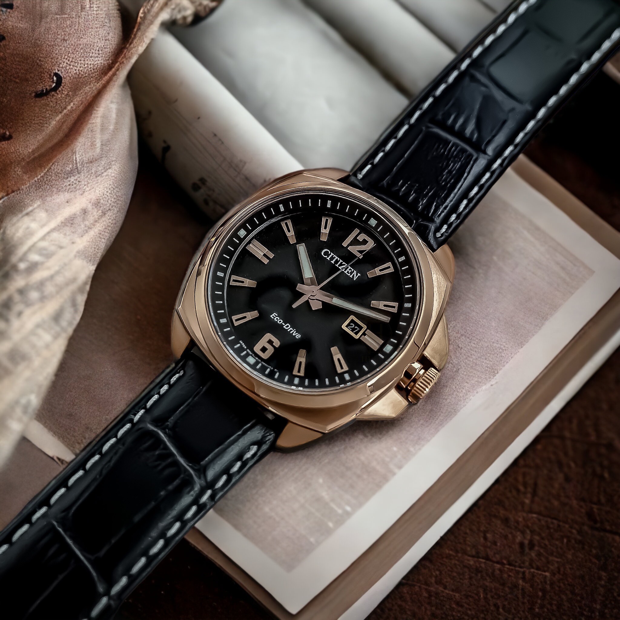 Đồng Hồ Nam Citizen Pin Eco-Drive AW1723-02E Dây Da Vỏ Vàng Hồng Mặt Đen Sapphire