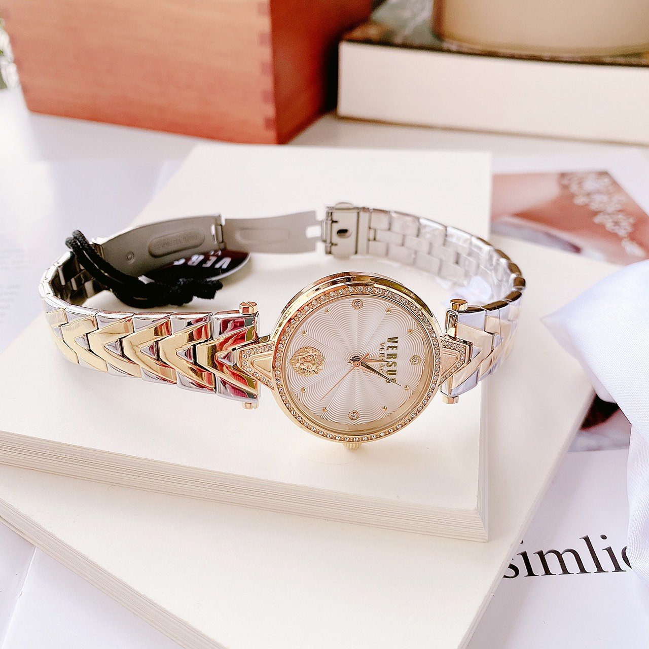 Đồng Hồ VERSUS Mặt dial chải tia sắc sảo với logo sư tử tại vị trí 6h
