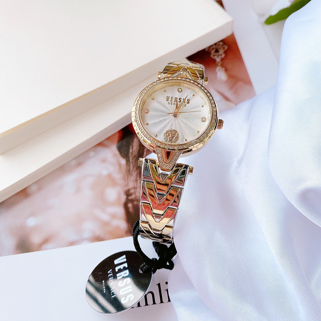 Đồng Hồ VERSUS Mặt dial chải tia sắc sảo với logo sư tử tại vị trí 6h