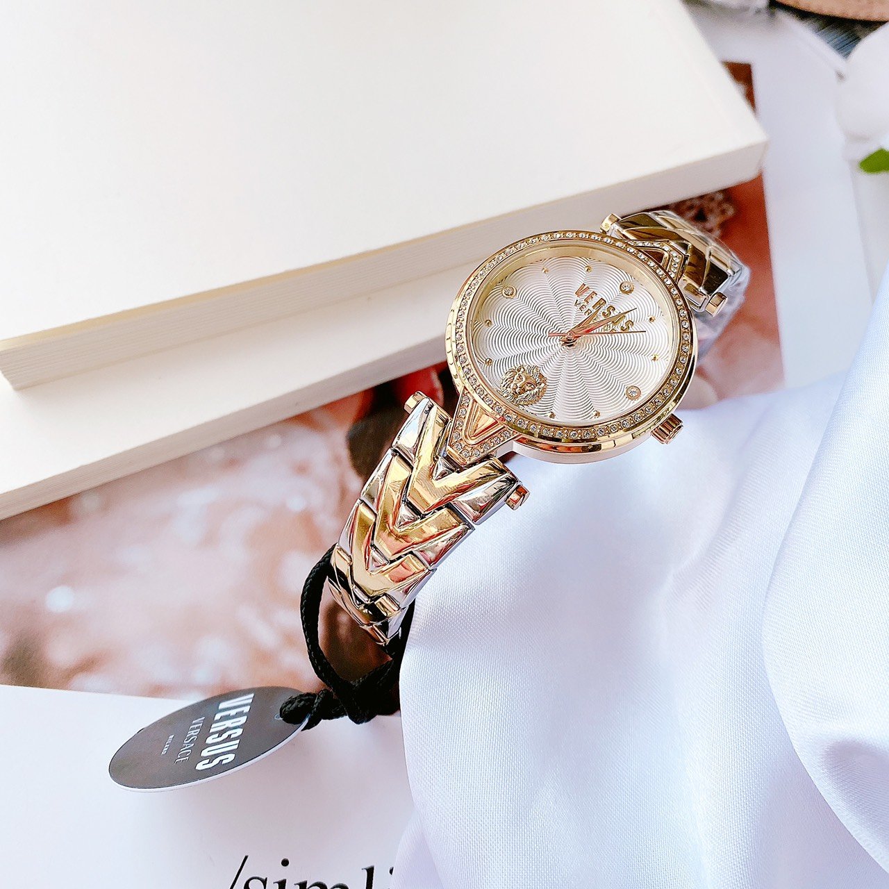 Đồng Hồ VERSUS Mặt dial chải tia sắc sảo với logo sư tử tại vị trí 6h