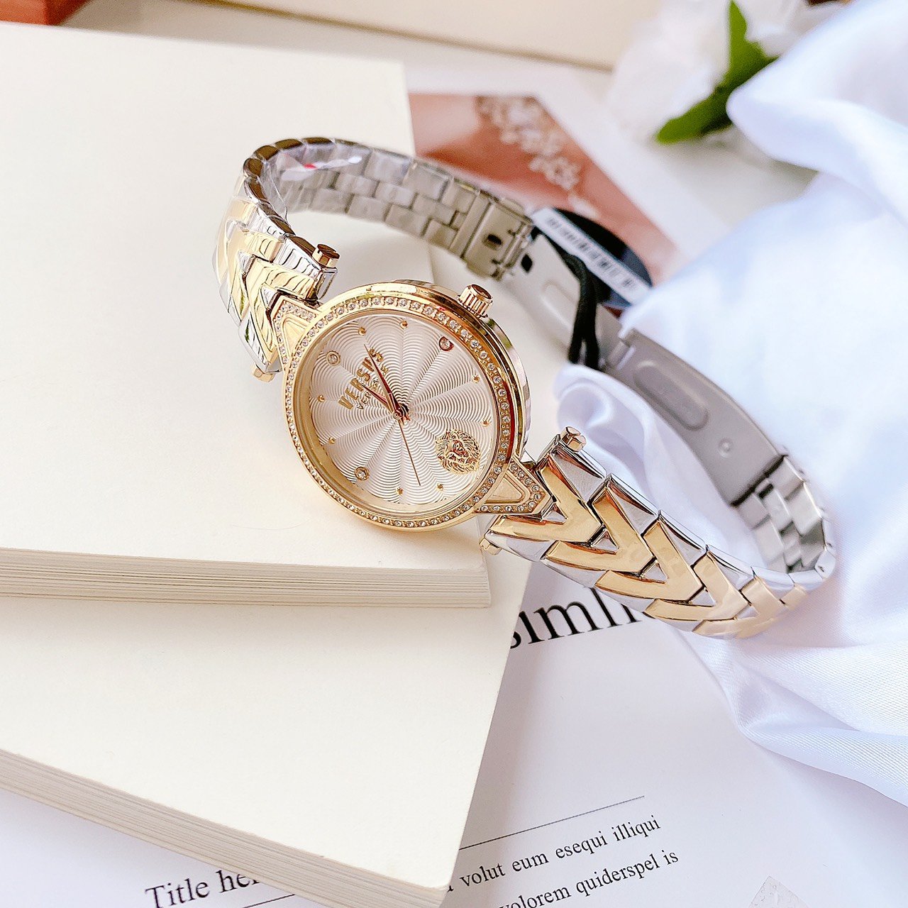 Đồng Hồ VERSUS Mặt dial chải tia sắc sảo với logo sư tử tại vị trí 6h