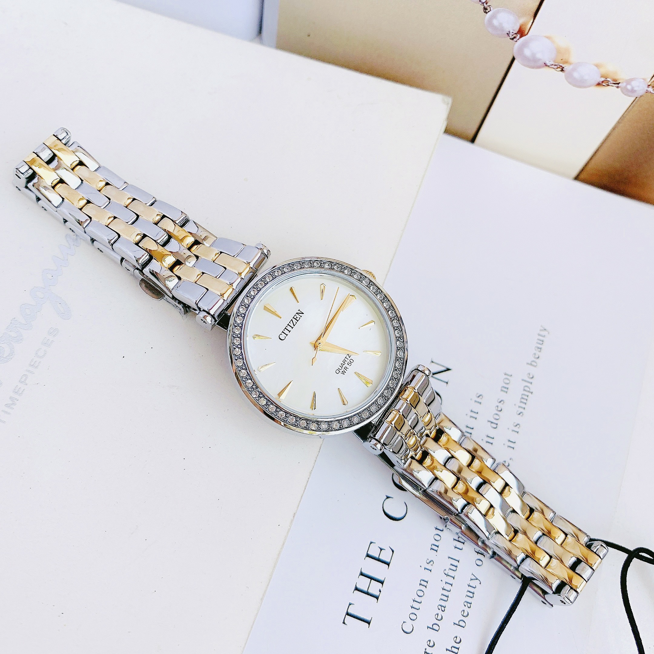 Đồng Hồ Nữ Citizen Quartz Crystal Mother of Pearl Dial Ladies ER0216-67D - Kiểu dáng giản dị nhưng không kém phần sang trọng, rất hợp với các nàng công sở