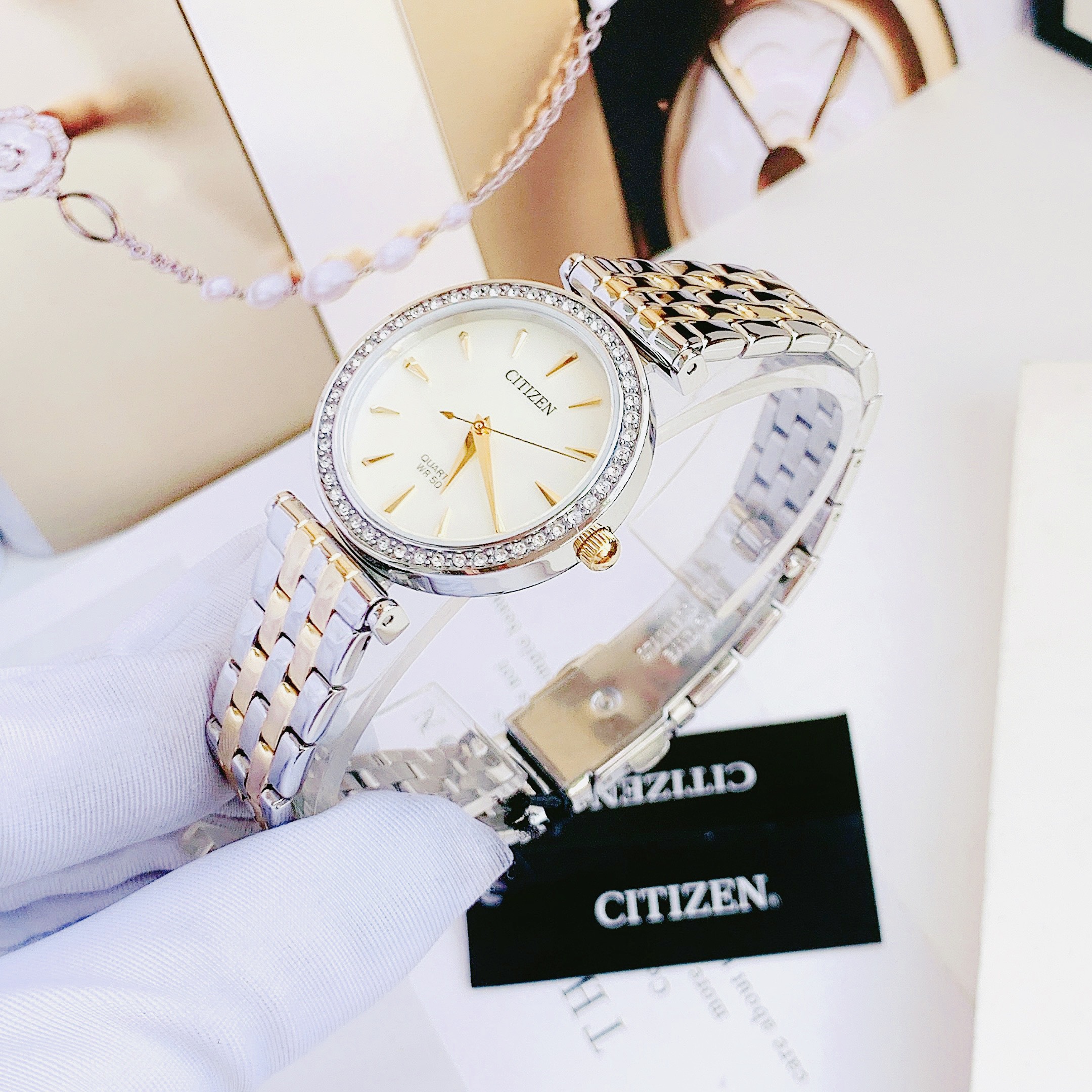 Đồng Hồ Nữ Citizen Quartz Crystal Mother of Pearl Dial Ladies ER0216-67D - Kiểu dáng giản dị nhưng không kém phần sang trọng, rất hợp với các nàng công sở
