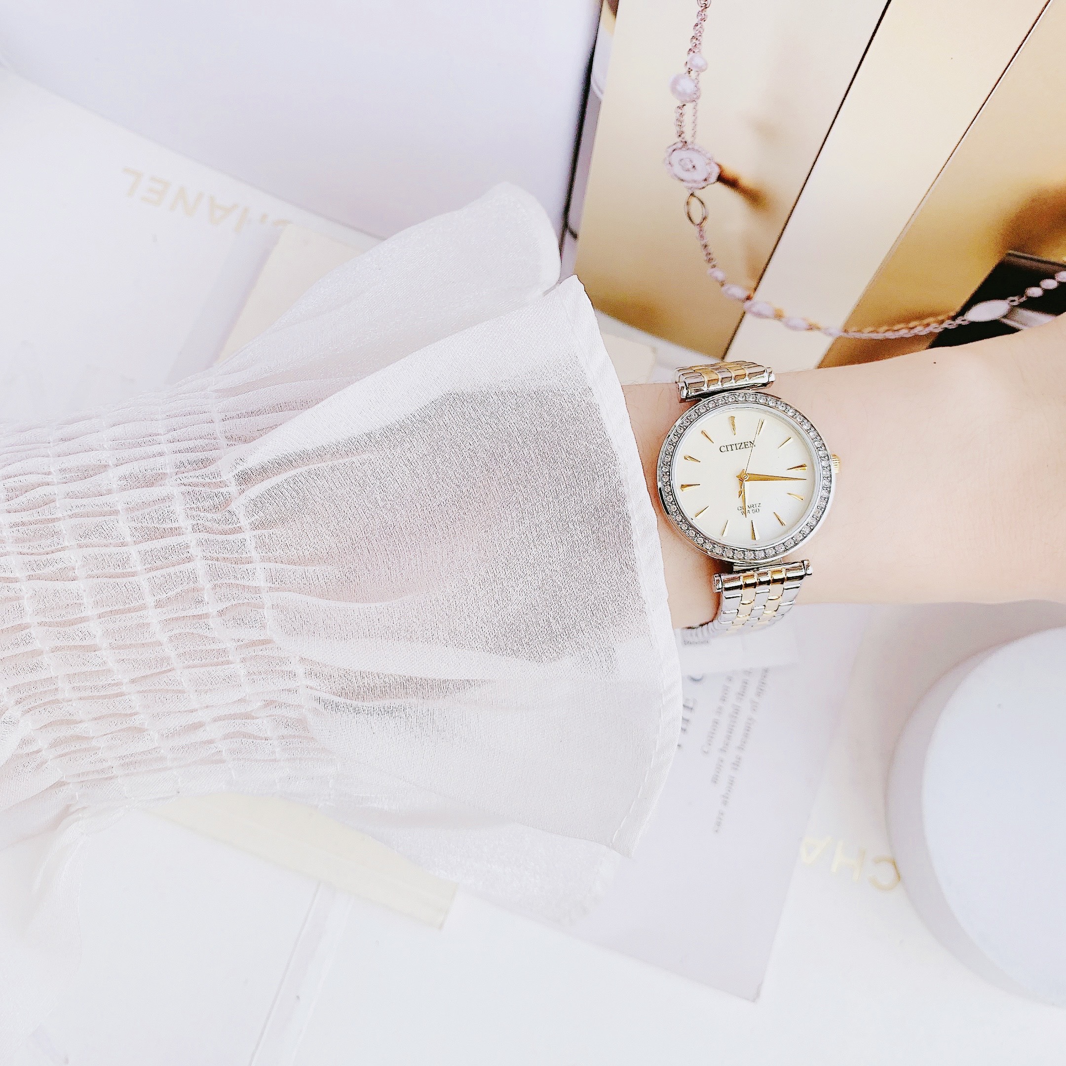 Đồng Hồ Nữ Citizen Quartz Crystal Mother of Pearl Dial Ladies ER0216-67D - Kiểu dáng giản dị nhưng không kém phần sang trọng, rất hợp với các nàng công sở