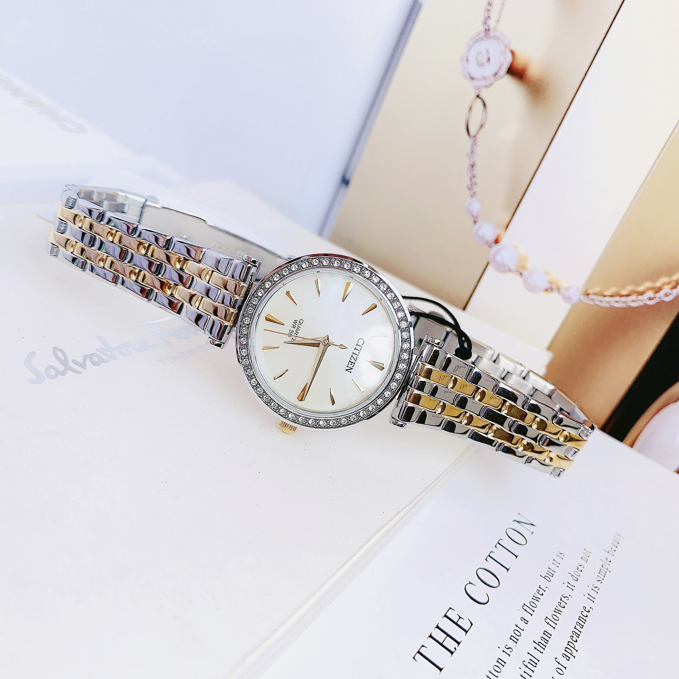 Đồng Hồ Nữ Citizen Quartz Crystal Mother of Pearl Dial Ladies ER0216-67D - Kiểu dáng giản dị nhưng không kém phần sang trọng, rất hợp với các nàng công sở