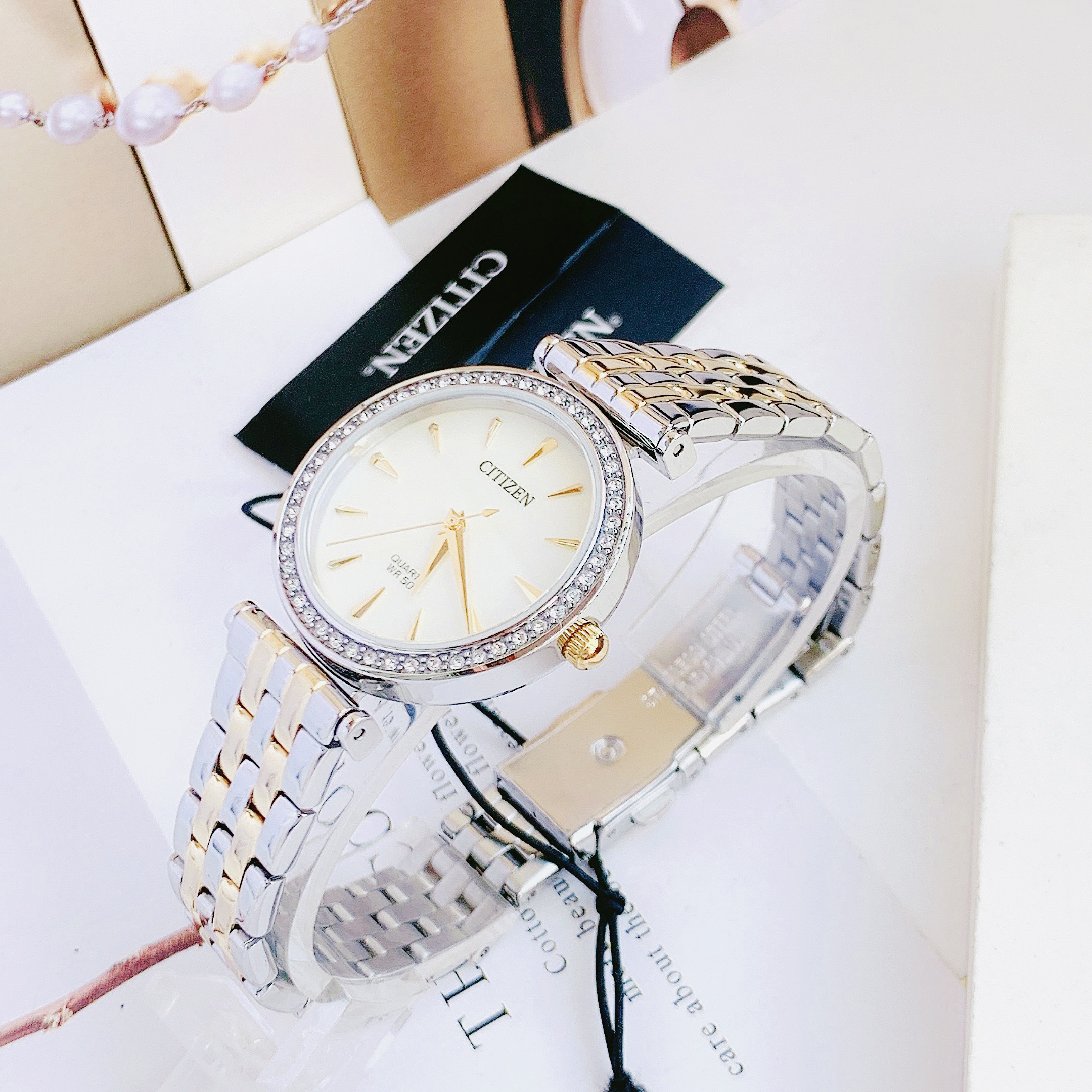 Đồng Hồ Nữ Citizen Quartz Crystal Mother of Pearl Dial Ladies ER0216-67D - Kiểu dáng giản dị nhưng không kém phần sang trọng, rất hợp với các nàng công sở