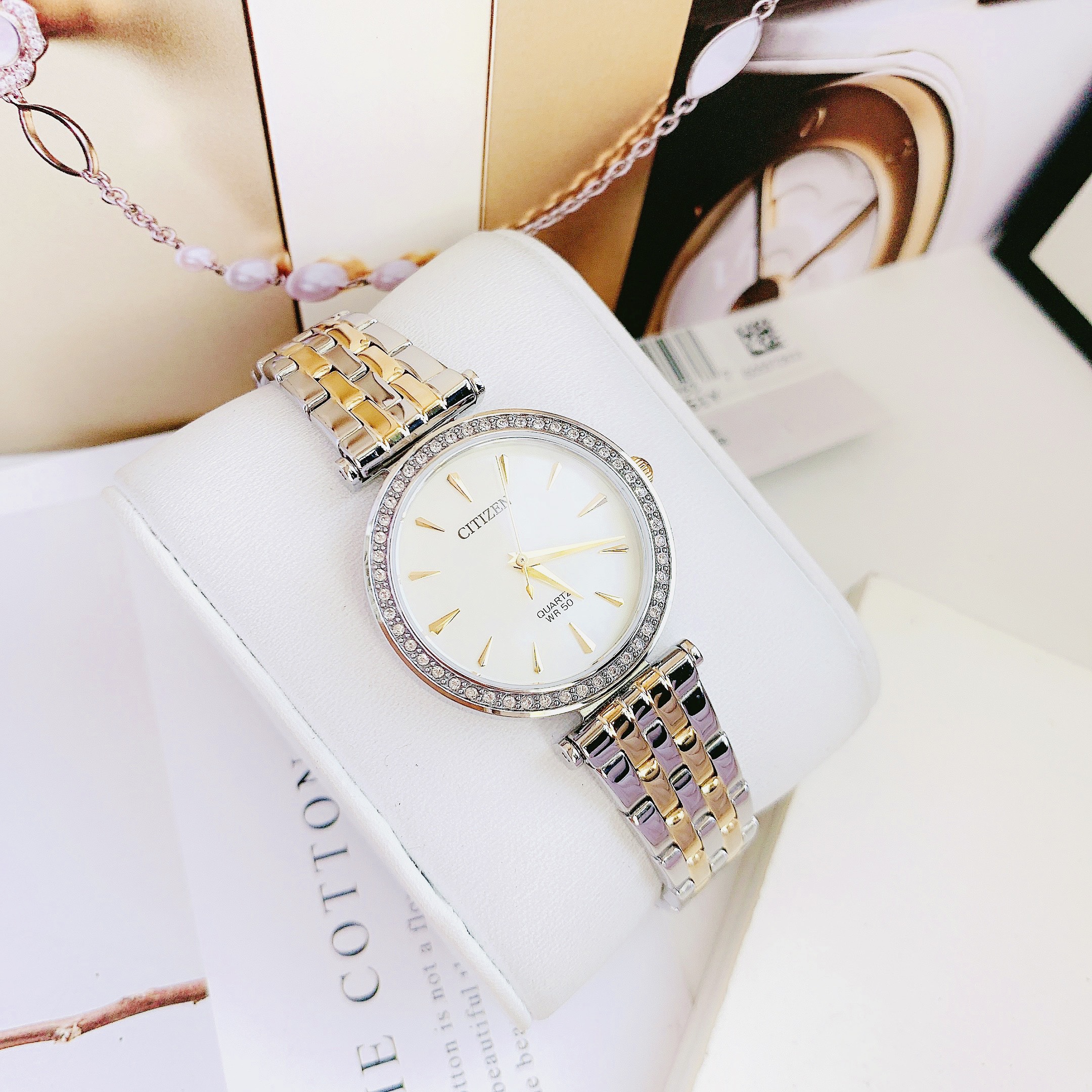 Đồng Hồ Nữ Citizen Quartz Crystal Mother of Pearl Dial Ladies ER0216-67D - Kiểu dáng giản dị nhưng không kém phần sang trọng, rất hợp với các nàng công sở