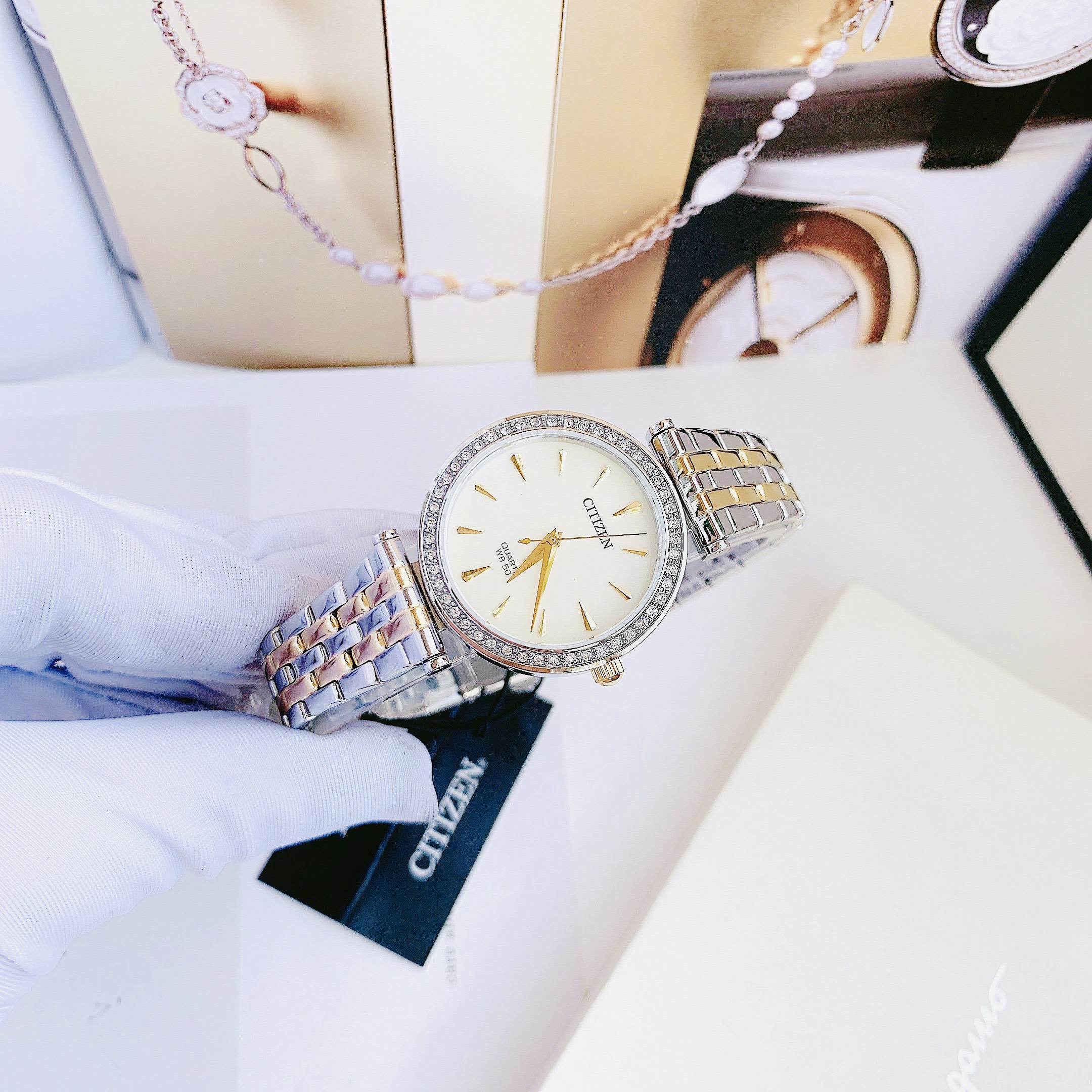 Đồng Hồ Nữ Citizen Quartz Crystal Mother of Pearl Dial Ladies ER0216-67D - Kiểu dáng giản dị nhưng không kém phần sang trọng, rất hợp với các nàng công sở