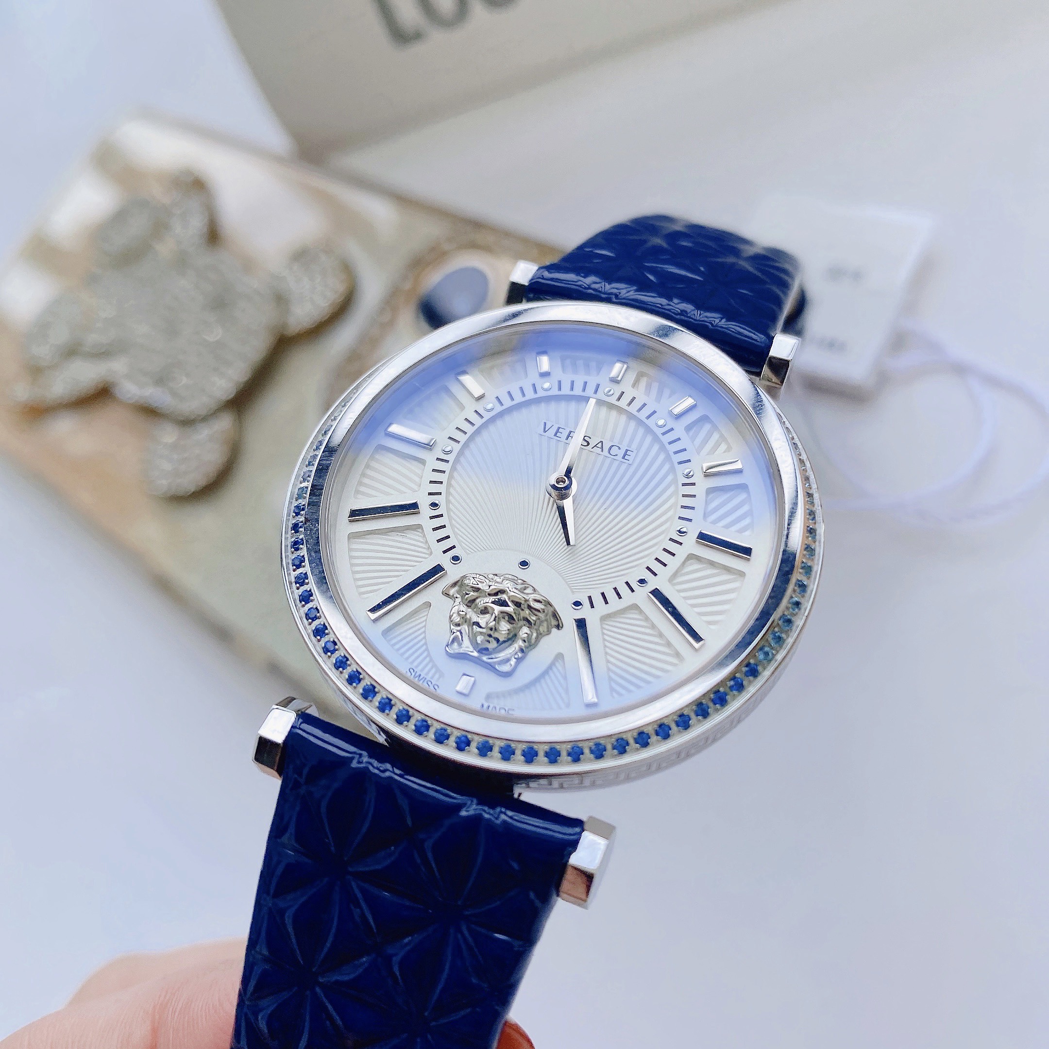 Đồng Hồ Versace - Thương hiệu Versace đẳng cấp, thiết kế hoàn mỹ với Máy quazt, Kính sapphire nguyên khối, viền đính pha lê xanh dương, trắng sang trọng