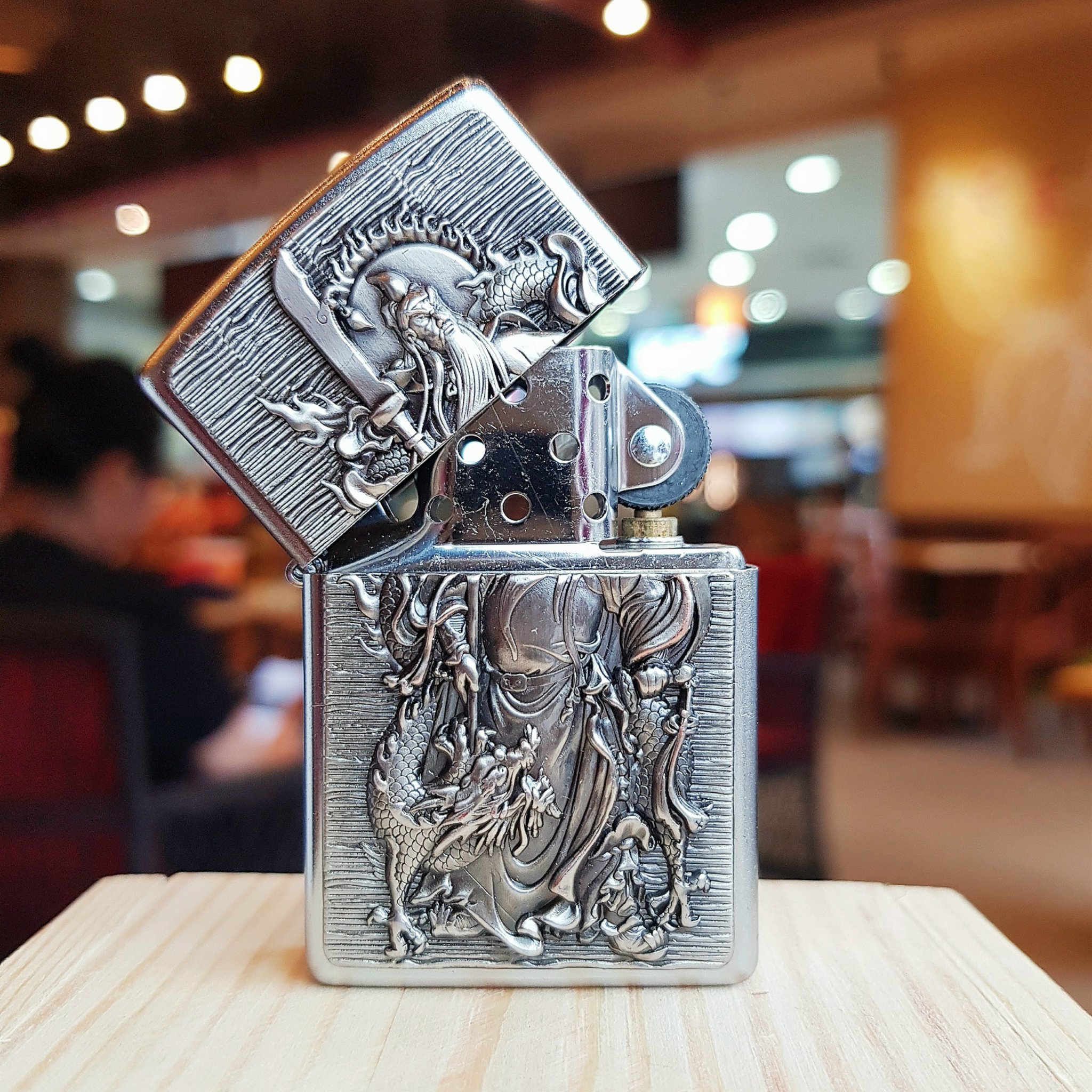 Bật lửa Zippo 252BL067 - Mẫu Zip độc đáo với hình ảnh Quan Công được ốp nổi với các chi tiết khắc họa cùng rồng bay vờn quanh đầy nghệ thuật và tinh tế