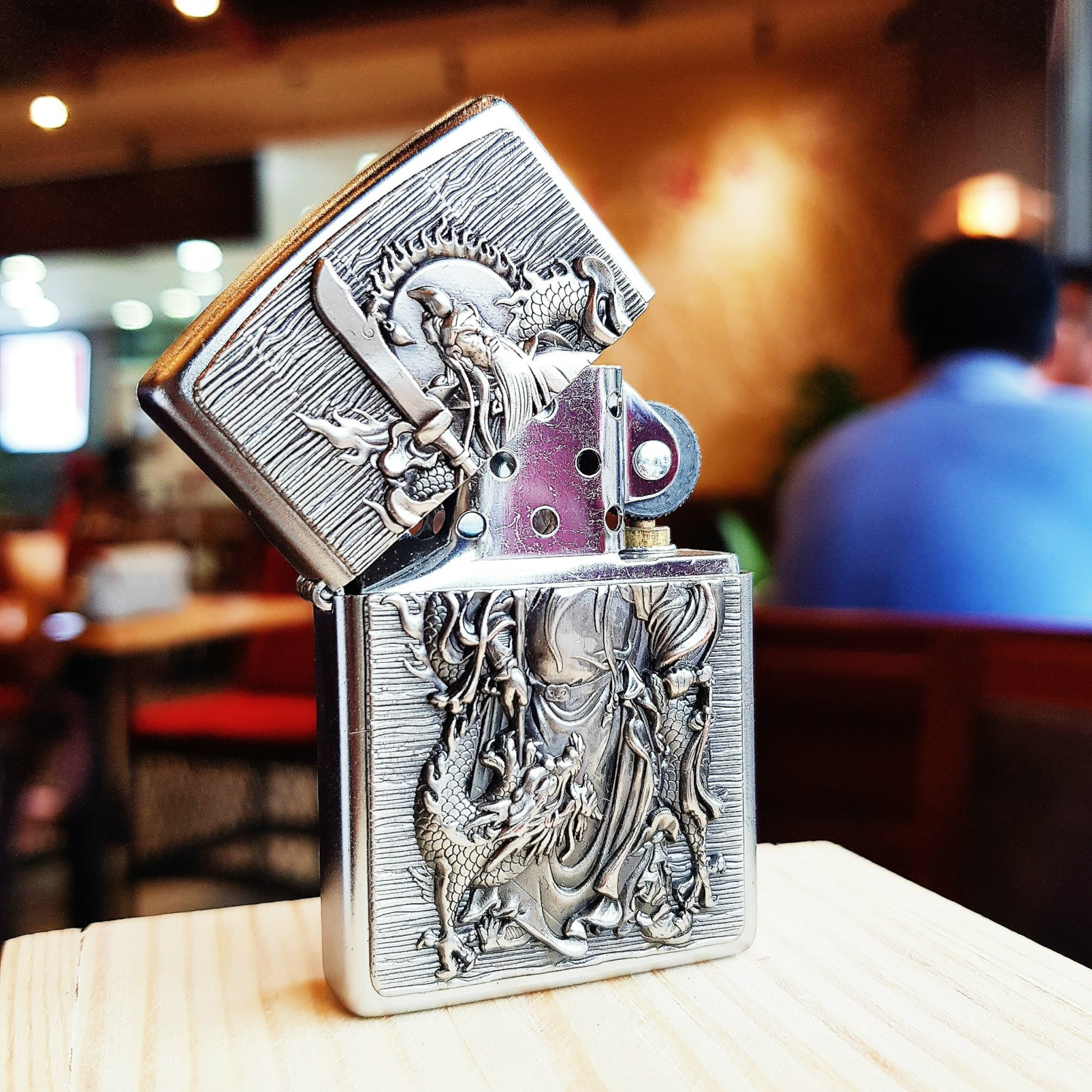 Bật lửa Zippo 252BL067 - Mẫu Zip độc đáo với hình ảnh Quan Công được ốp nổi với các chi tiết khắc họa cùng rồng bay vờn quanh đầy nghệ thuật và tinh tế