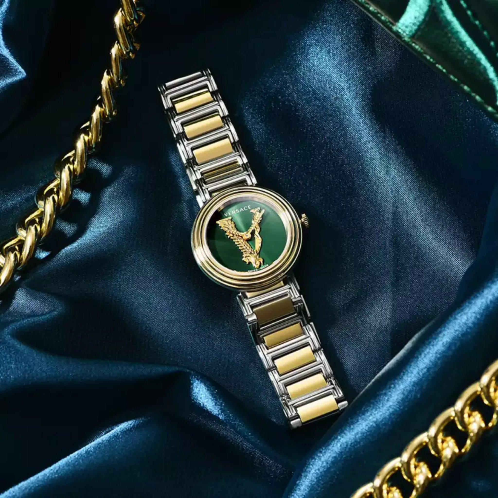 Đồng Hồ Nữ Versace Virtus Mini Duo Mặt chữ V cách điệu biểu tượng của hãng màu gold trên nền màu xanh lá siêu hot hit