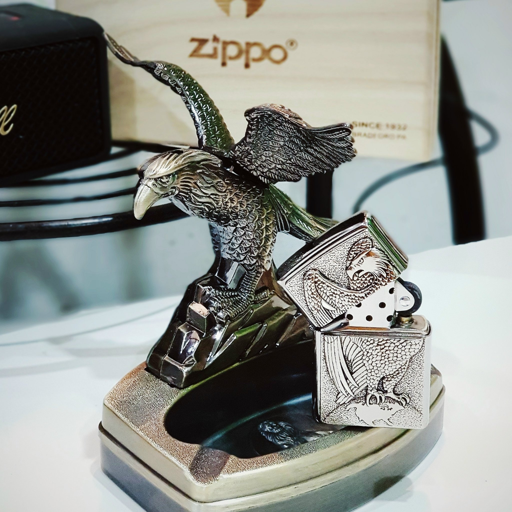 Bật lửa Zippo 252BL064 - Mẫu Zippo với hình ảnh đại bàng tung cánh