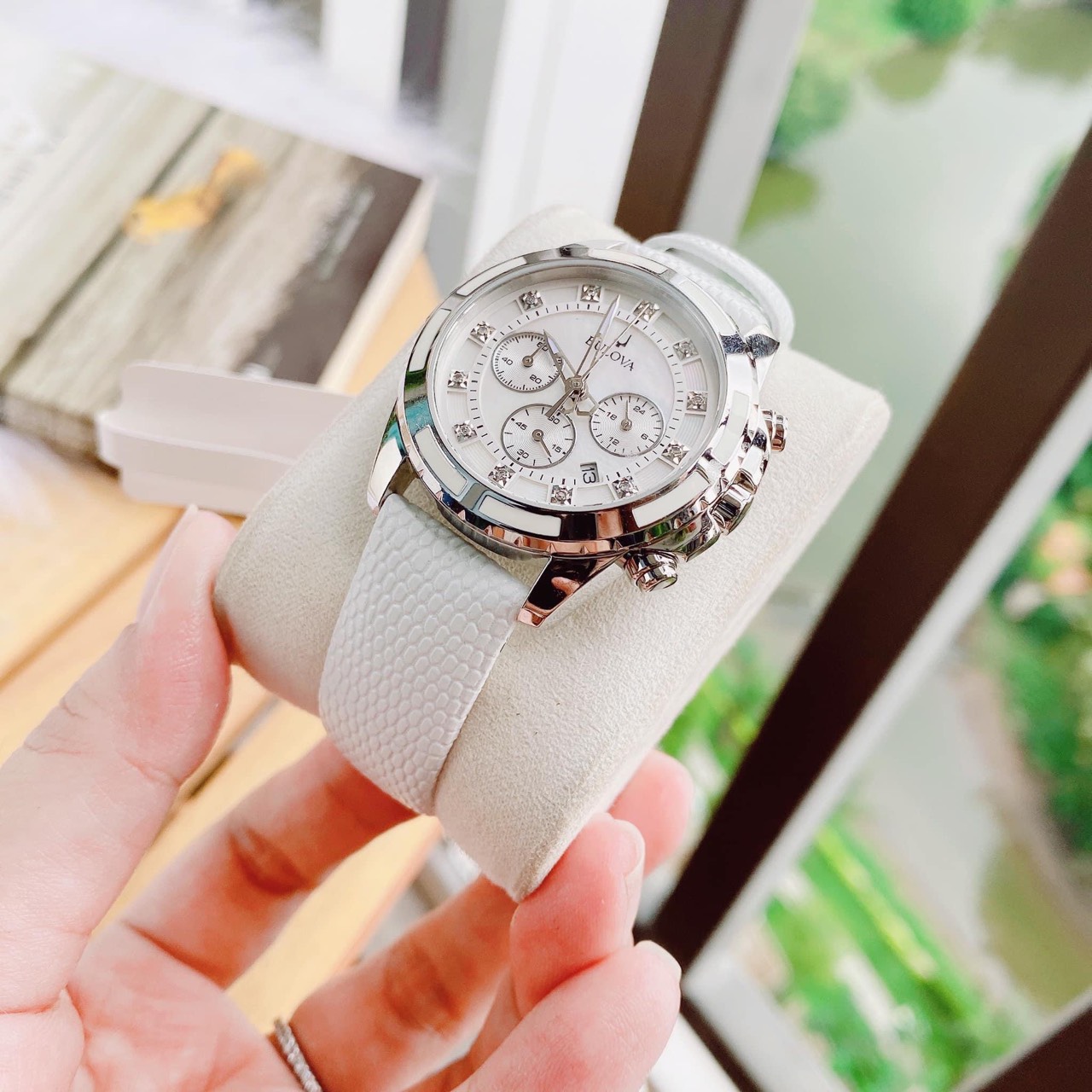 Đồng Hồ Nữ Bulova 96P193 trắng tinh khôi, mặt số khảm ánh ngọc trai, đính 12 viên kim cương ở các vị trí giờ tạo sự sang trọng, lấp lánh