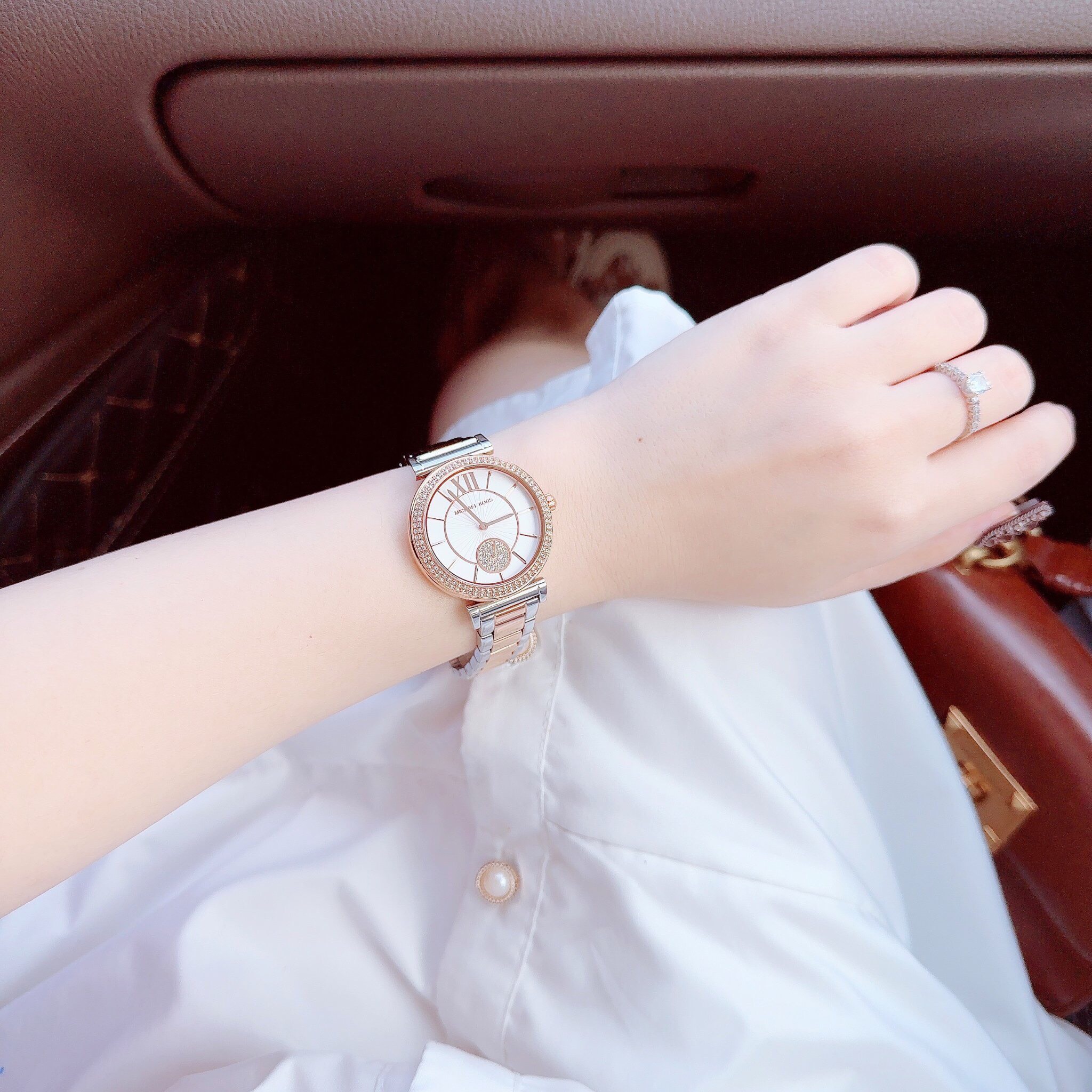 Đồng hồ Nữ Michael Kors mẫu mới sáng và đẹp với viền đính đá quý lấp lánh