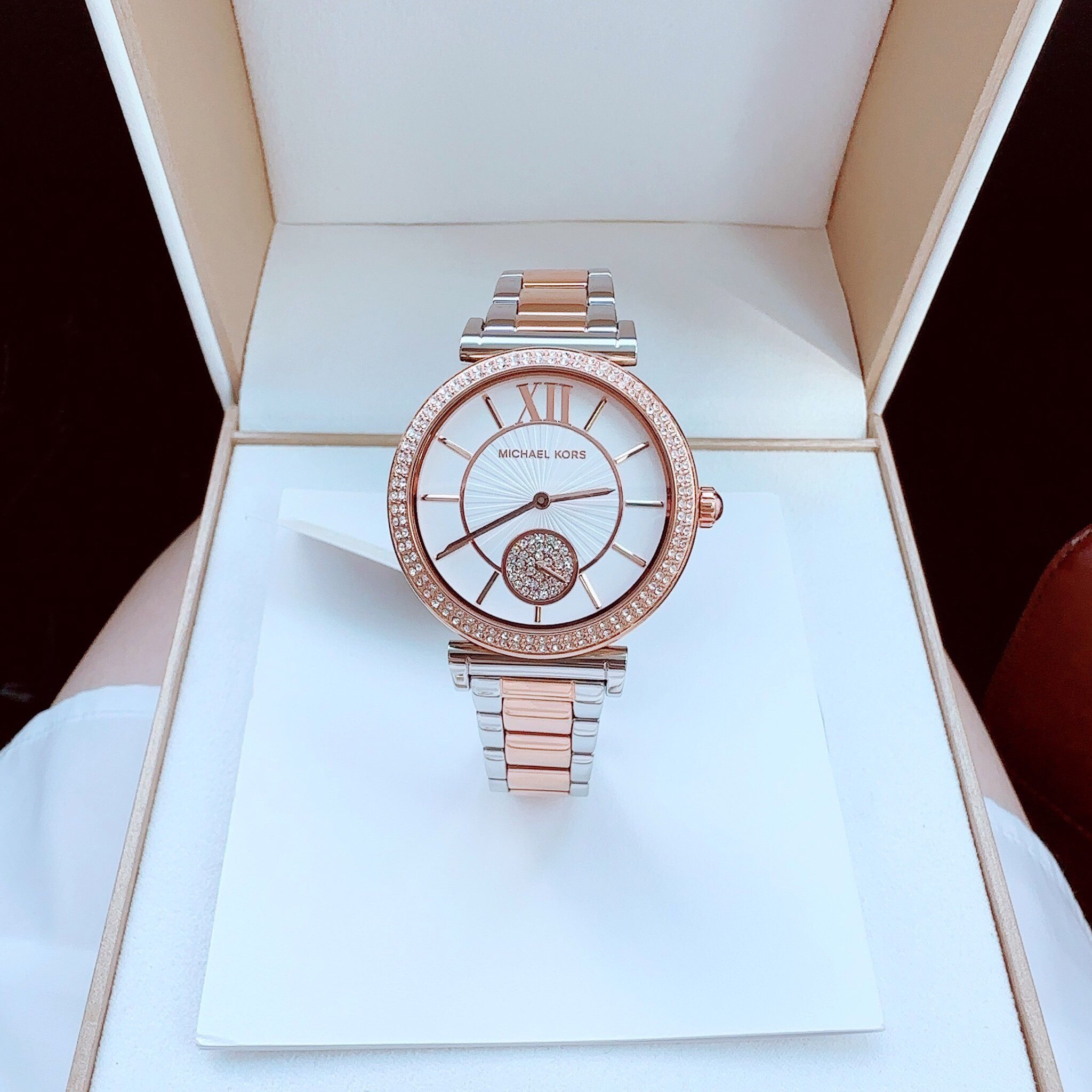 Đồng hồ Nữ Michael Kors mẫu mới sáng và đẹp với viền đính đá quý lấp lánh