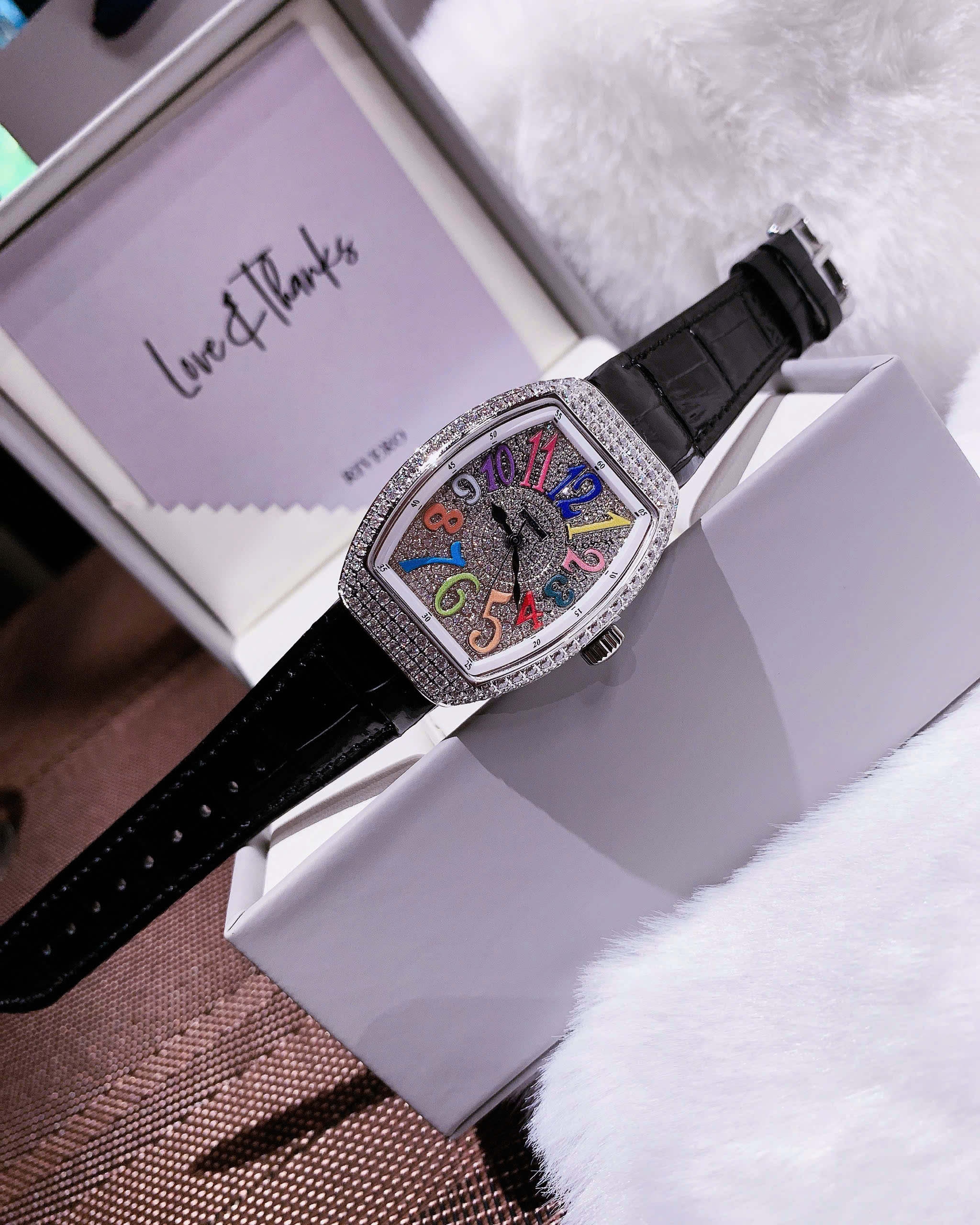 Đánh Giá Đồng Hồ Rivero Cầu Vồng – Thiết Kế Rainbow Dial Đính Đá Full Case, Sang Kiểu Franck Muller Nhưng Dễ Đeo Hơn Với Cổ Tay Người Việt