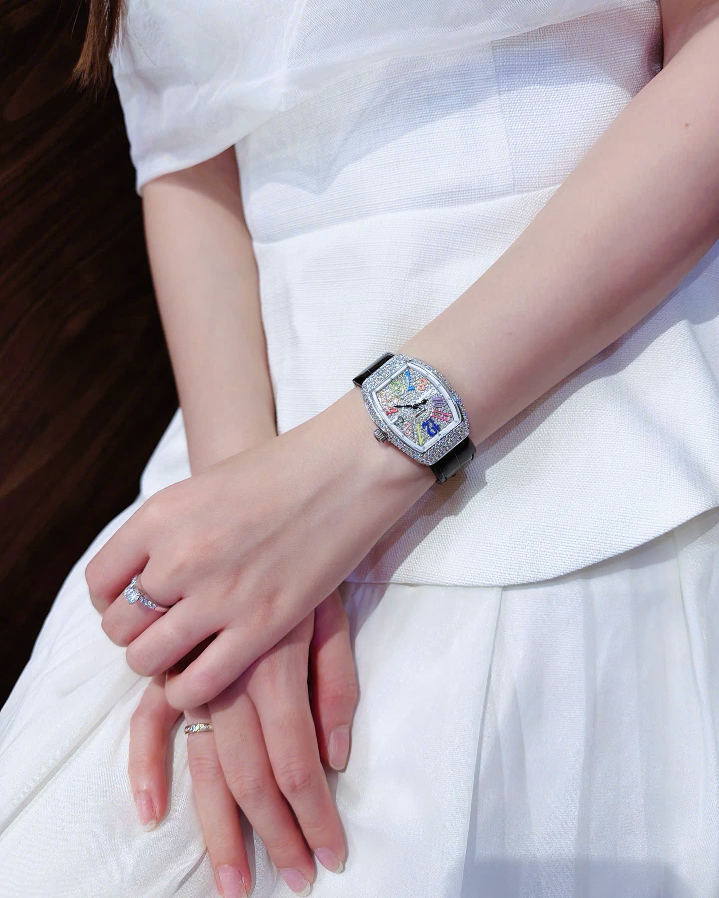 Đánh Giá Đồng Hồ Rivero Cầu Vồng – Thiết Kế Rainbow Dial Đính Đá Full Case, Sang Kiểu Franck Muller Nhưng Dễ Đeo Hơn Với Cổ Tay Người Việt