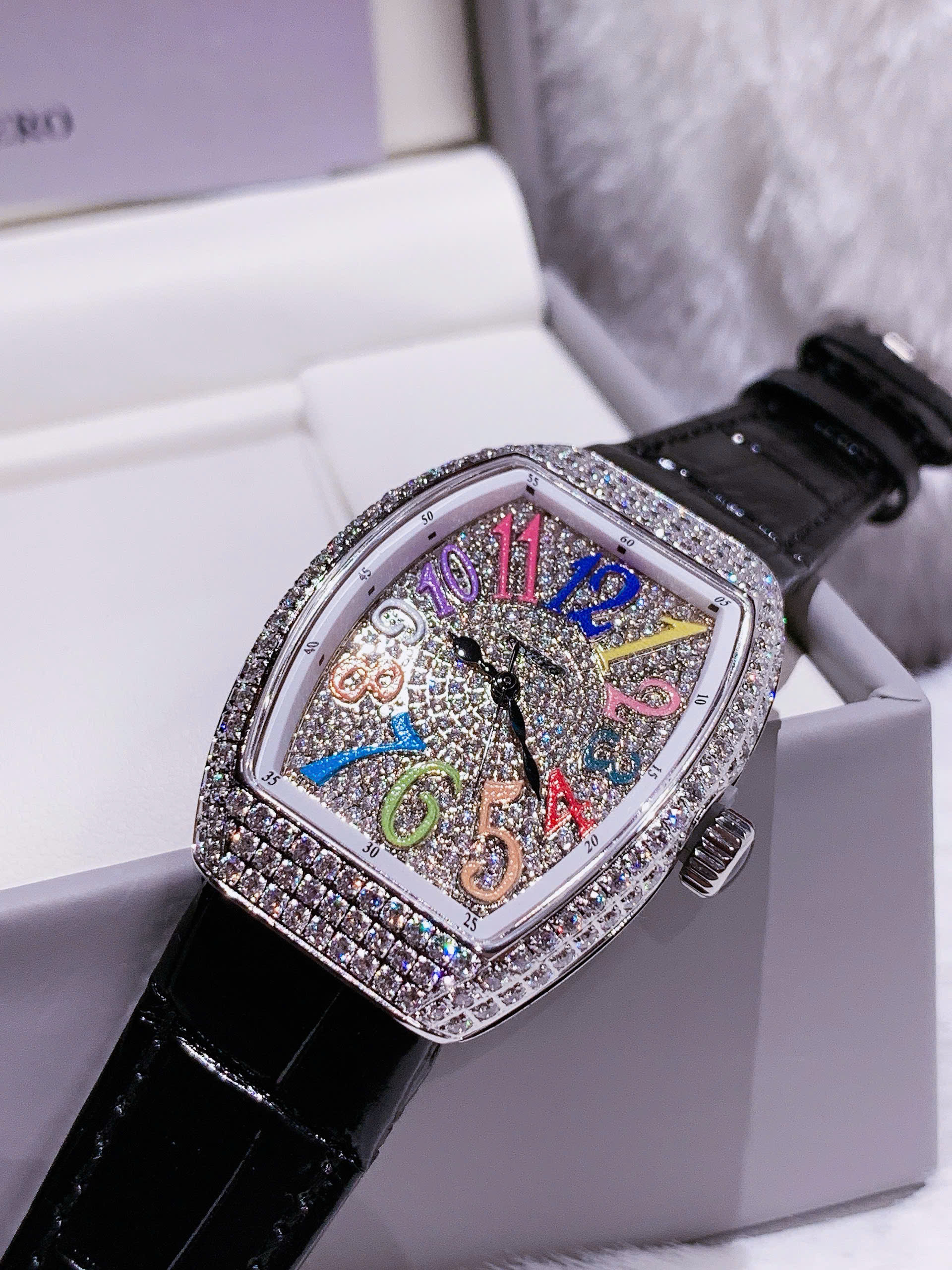 Đánh Giá Đồng Hồ Rivero Cầu Vồng – Thiết Kế Rainbow Dial Đính Đá Full Case, Sang Kiểu Franck Muller Nhưng Dễ Đeo Hơn Với Cổ Tay Người Việt