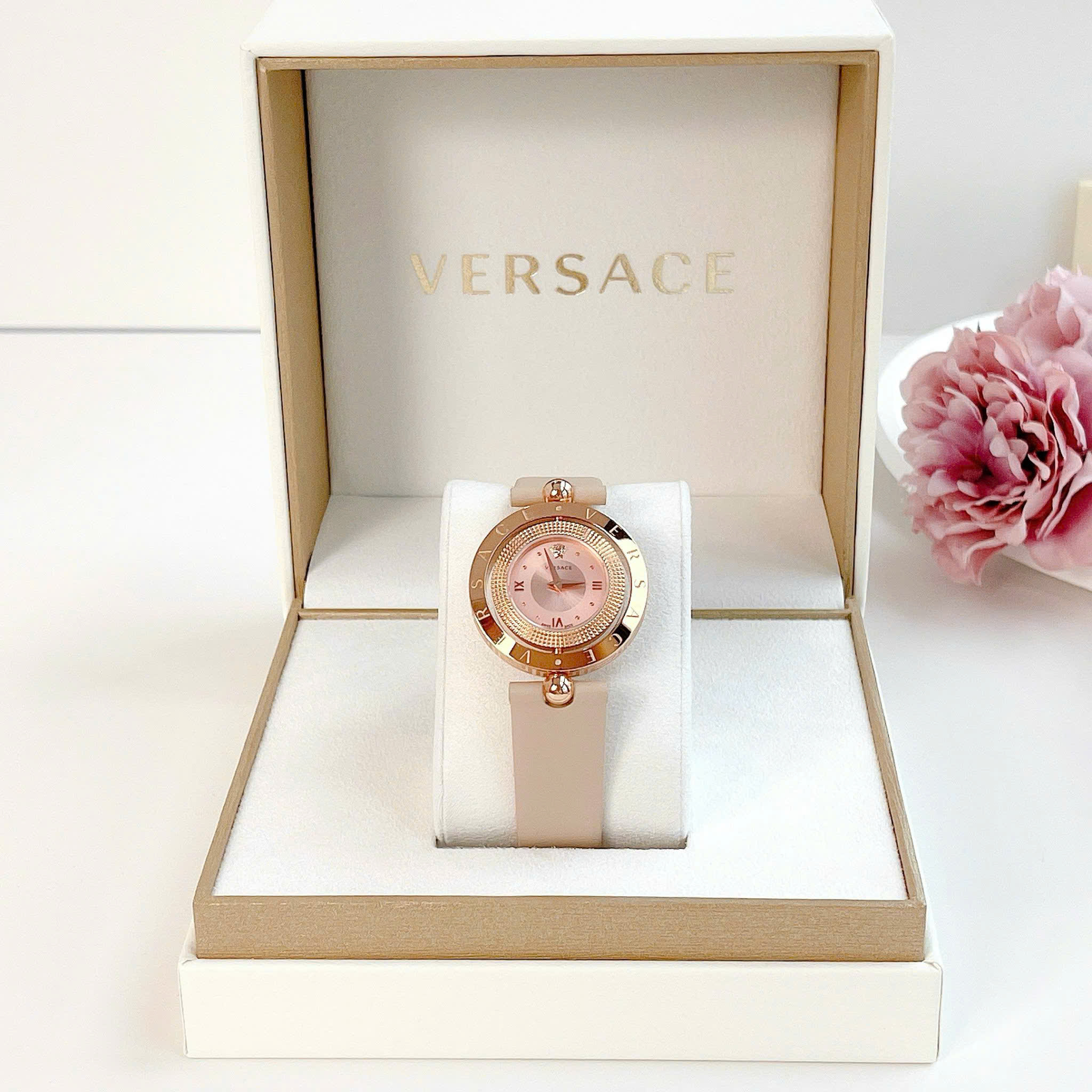 Đồng hồ Versace Eon sắc nude thời thượng - thiết kế mang tính biểu tượng luôn có sức hút bền bỉ theo thời gian