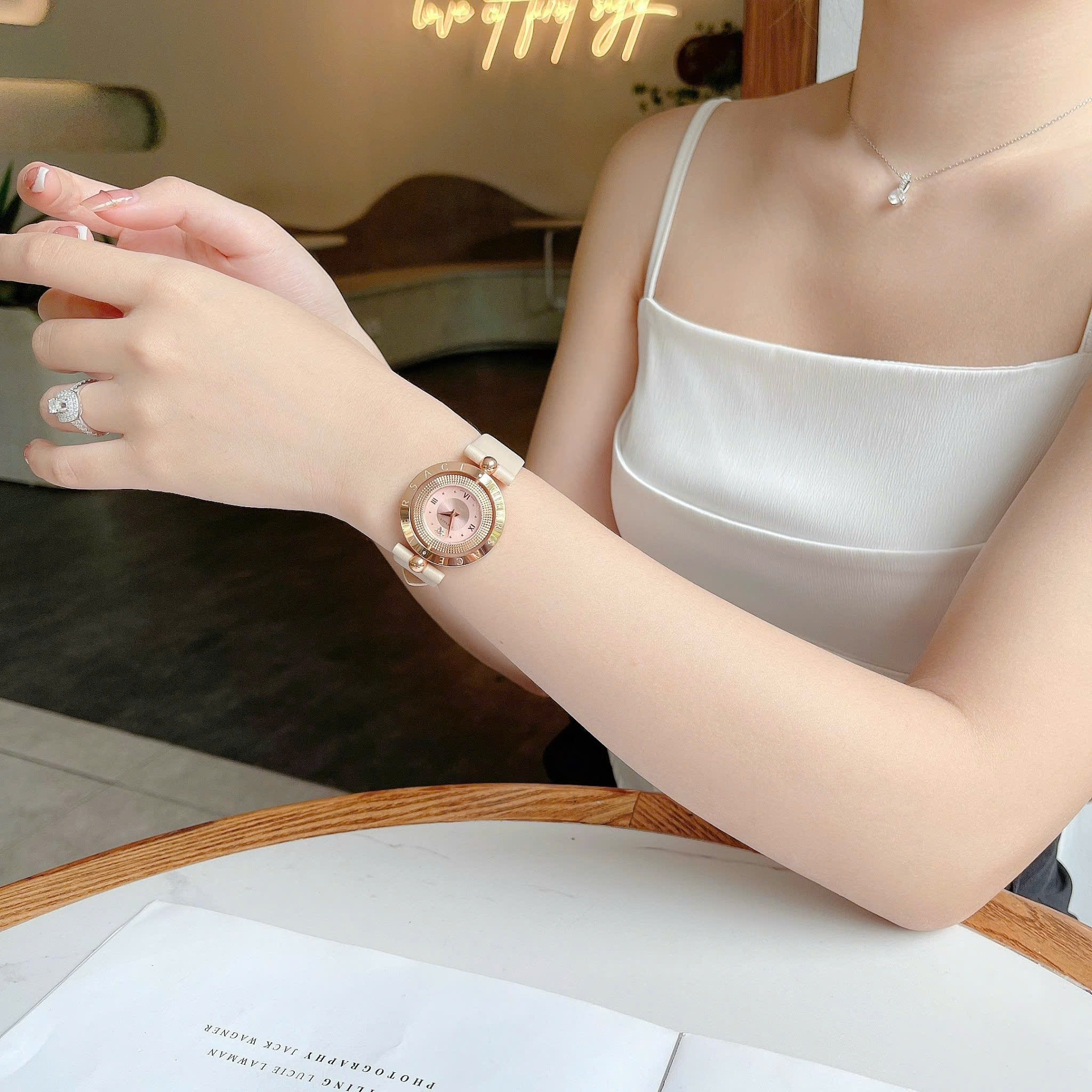 Đồng hồ Versace Eon sắc nude thời thượng - thiết kế mang tính biểu tượng luôn có sức hút bền bỉ theo thời gian