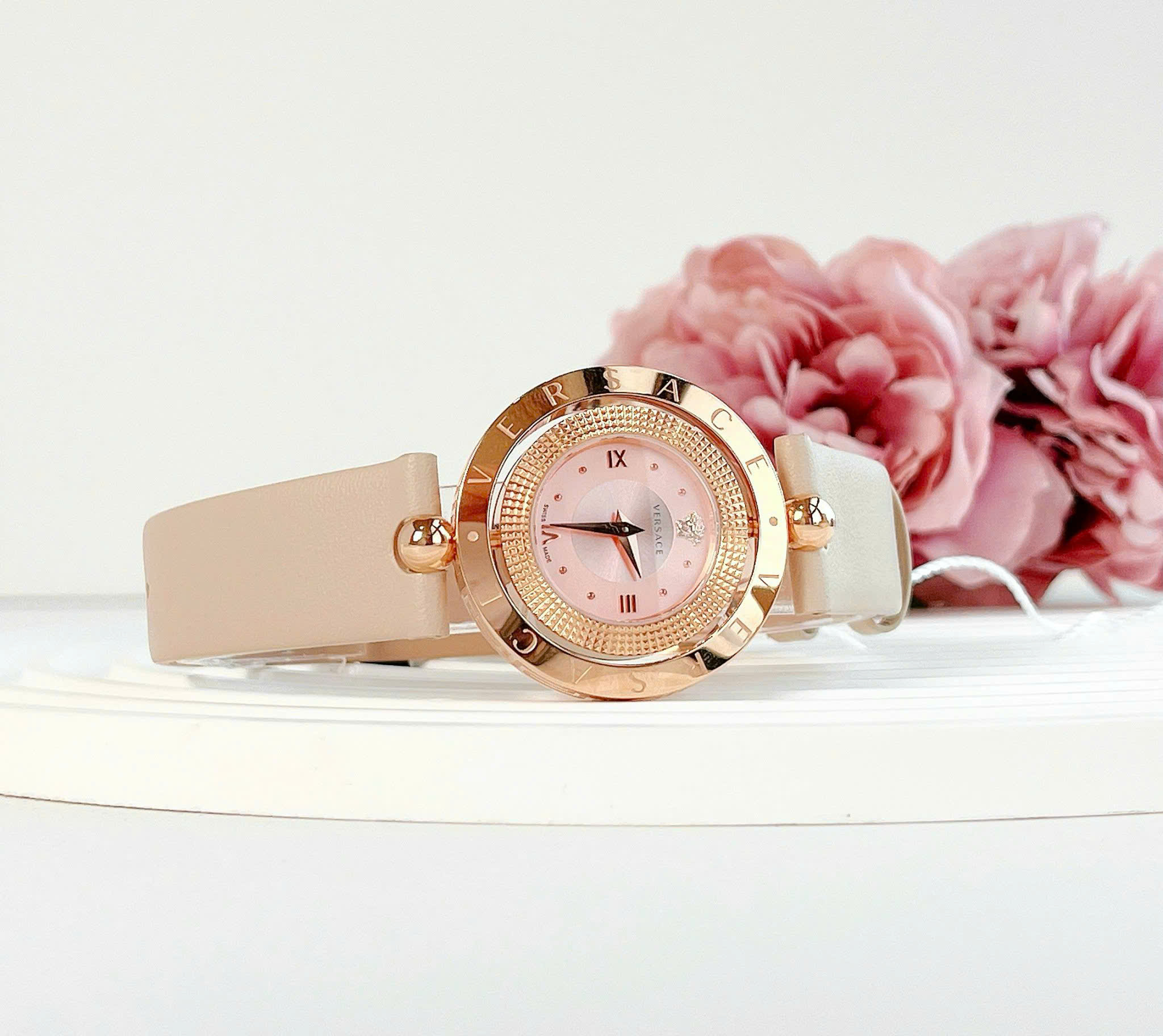 Đồng hồ Versace Eon sắc nude thời thượng - thiết kế mang tính biểu tượng luôn có sức hút bền bỉ theo thời gian