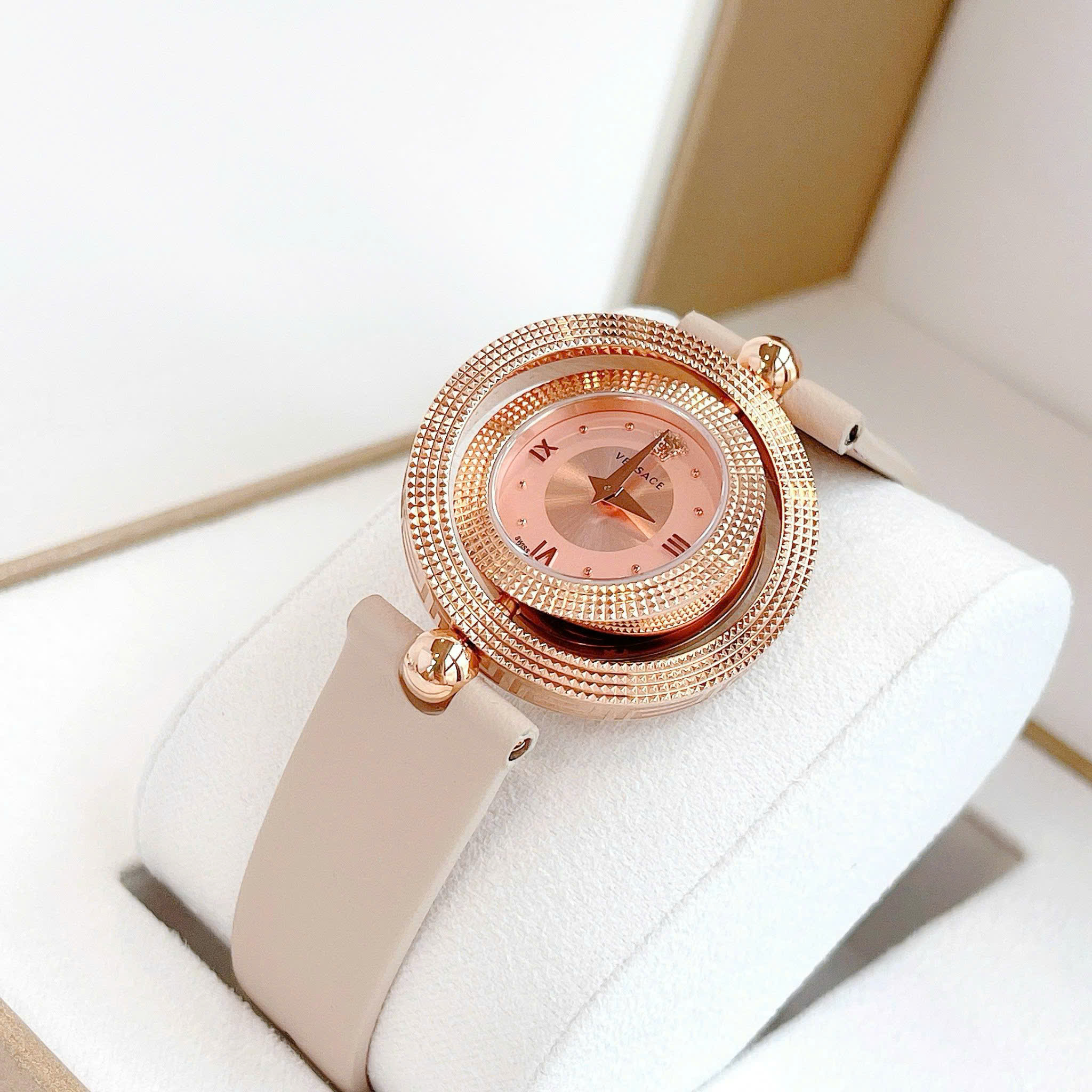 Đồng hồ Versace Eon sắc nude thời thượng - thiết kế mang tính biểu tượng luôn có sức hút bền bỉ theo thời gian