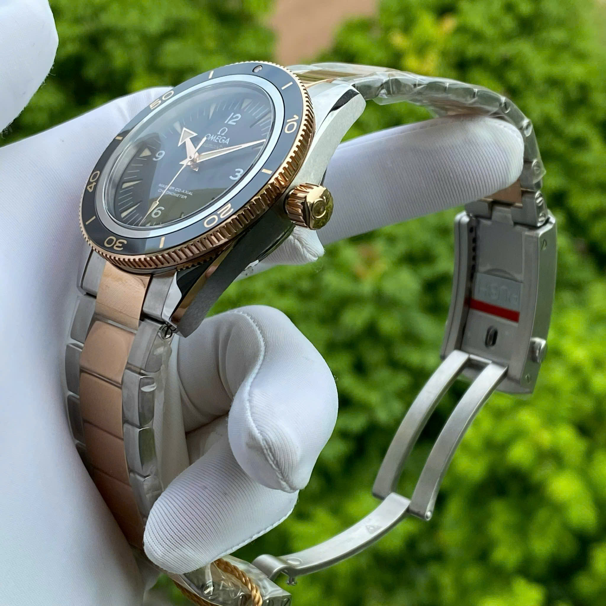 Đánh Giá Đồng Hồ Omega Seamaster 300 233.20.41.21.01.001 – Tuyệt Tác Sedna Gold 18K Với Bộ Máy Master Co-Axial Caliber 8400