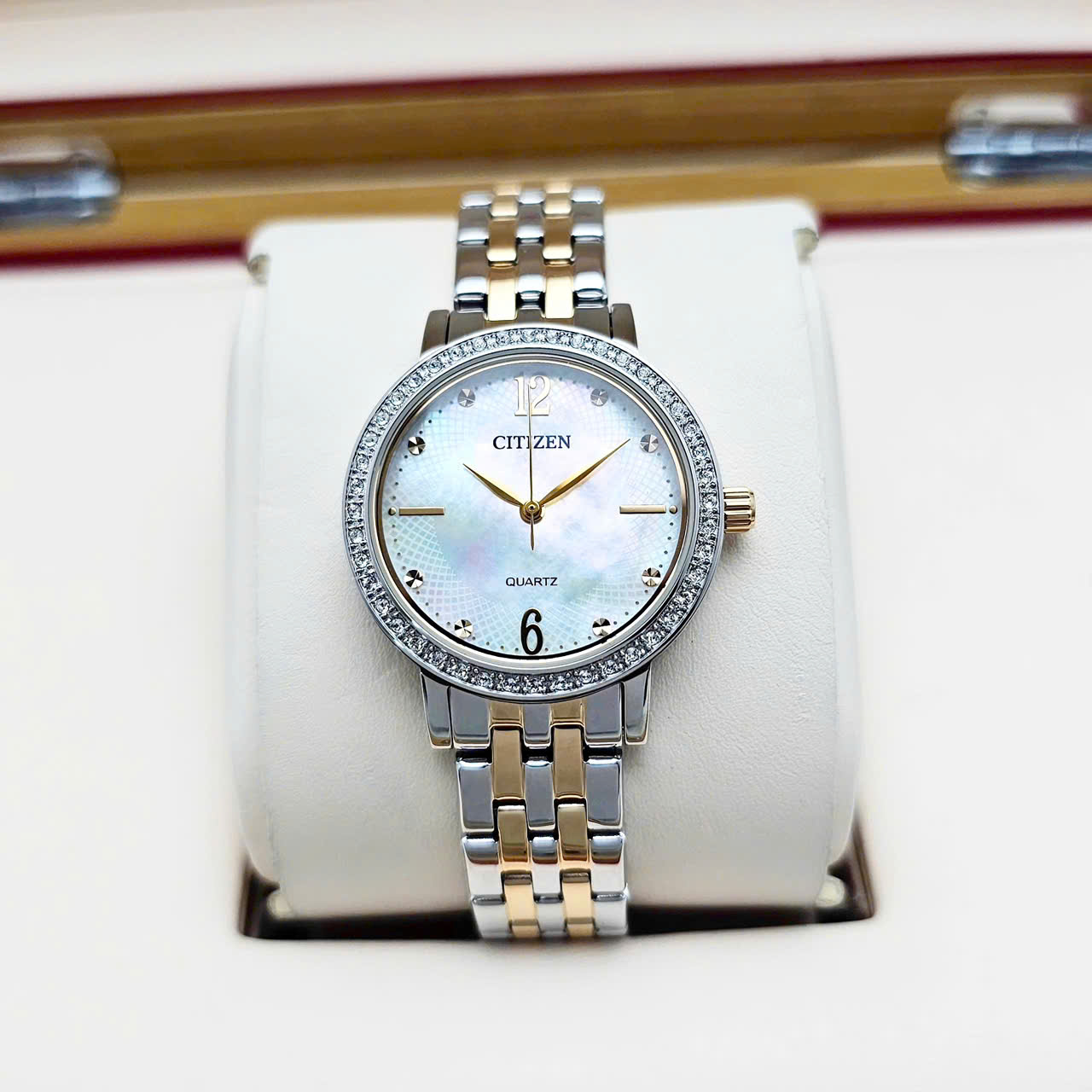 Đồng Hồ Citizen Quartz EL3106-59D – Vẻ Đẹp Thanh Lịch Với Mặt Số Khảm Trai Và Dây Demi Vàng Sang Trọng