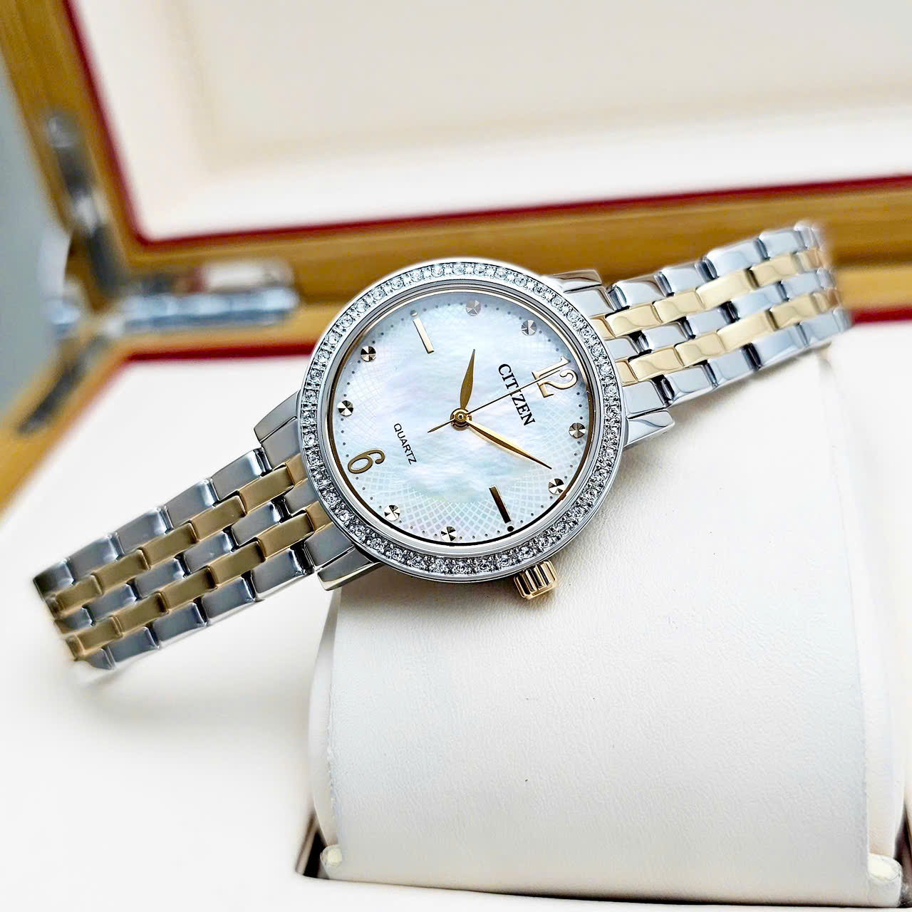 Đồng Hồ Citizen Quartz EL3106-59D – Vẻ Đẹp Thanh Lịch Với Mặt Số Khảm Trai Và Dây Demi Vàng Sang Trọng