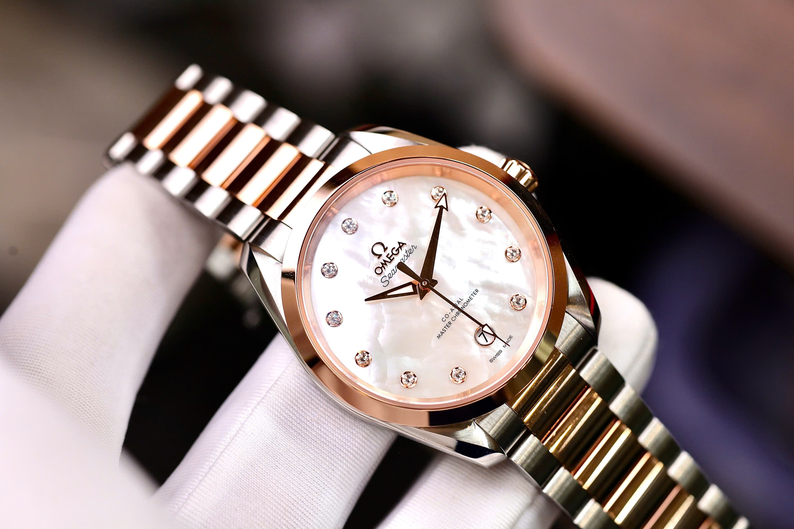 Đồng Hồ Omega Seamaster Aqua Terra Co-Axial Master Chronometer 220.20.38.20.55.001 – Mặt Xà Cừ Khảm Trai, Cọc Kim Cương, Máy Calibre 8800 Thế Hệ Mới