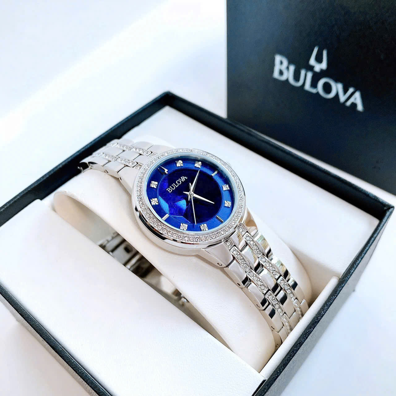 Đồng Hồ Bulova Phantom Swarovski Crystal Accents – Sang Trọng Với Pha Lê Swarovski Và Kim Cương Tự Nhiên
