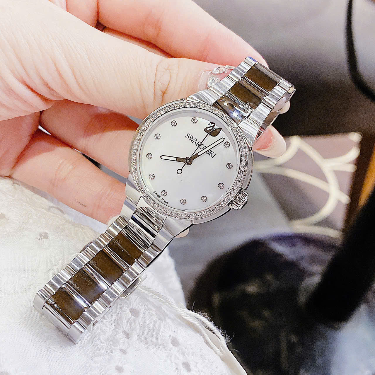 Đồng Hồ Nữ Swarovski 5221179 – Mặt Xà Cừ Sang Trọng, Pha Lê Lấp Lánh Chuẩn Swiss Made